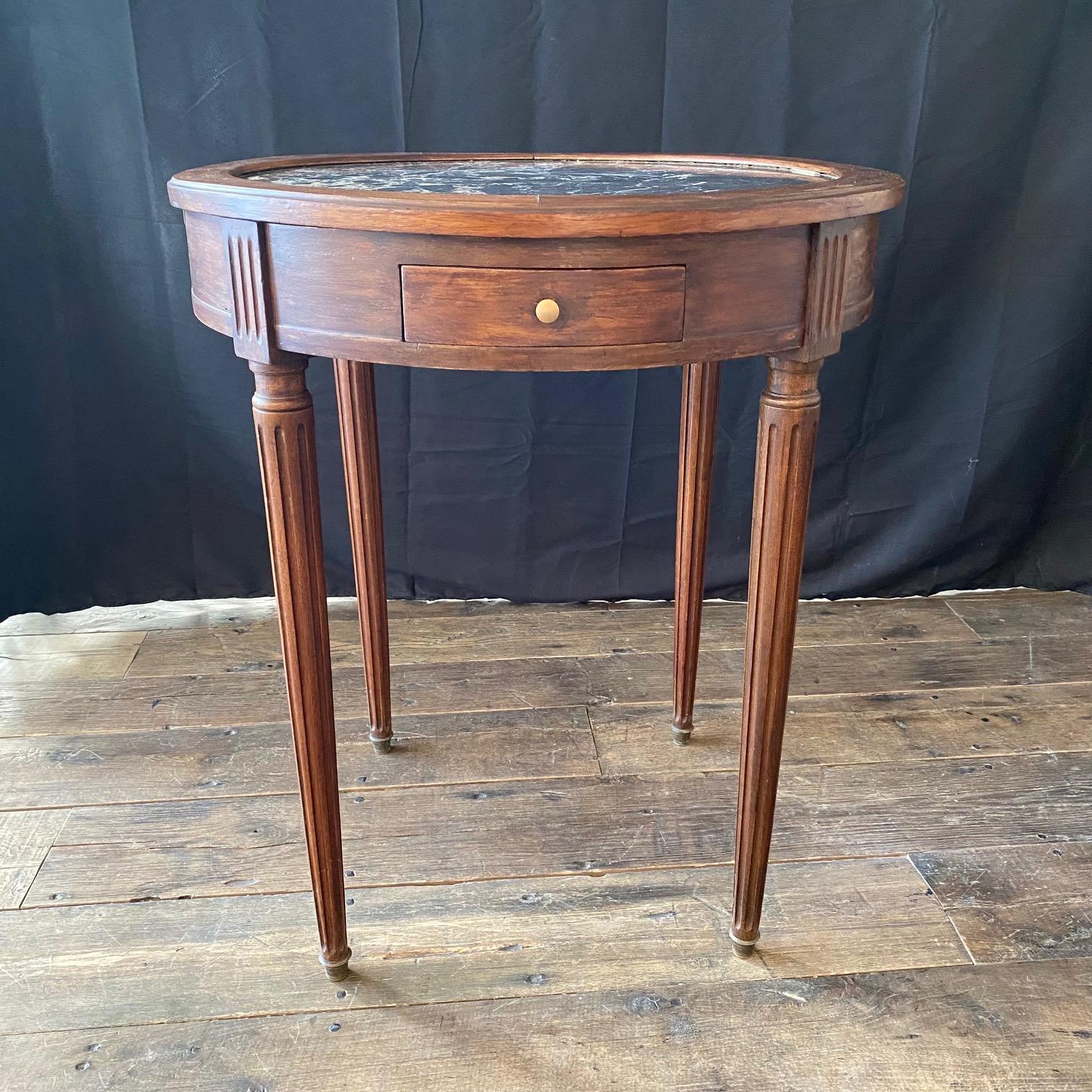 Bouillotte française du 19ème siècle  Table d'appoint avec plateau en marbre en vente 2