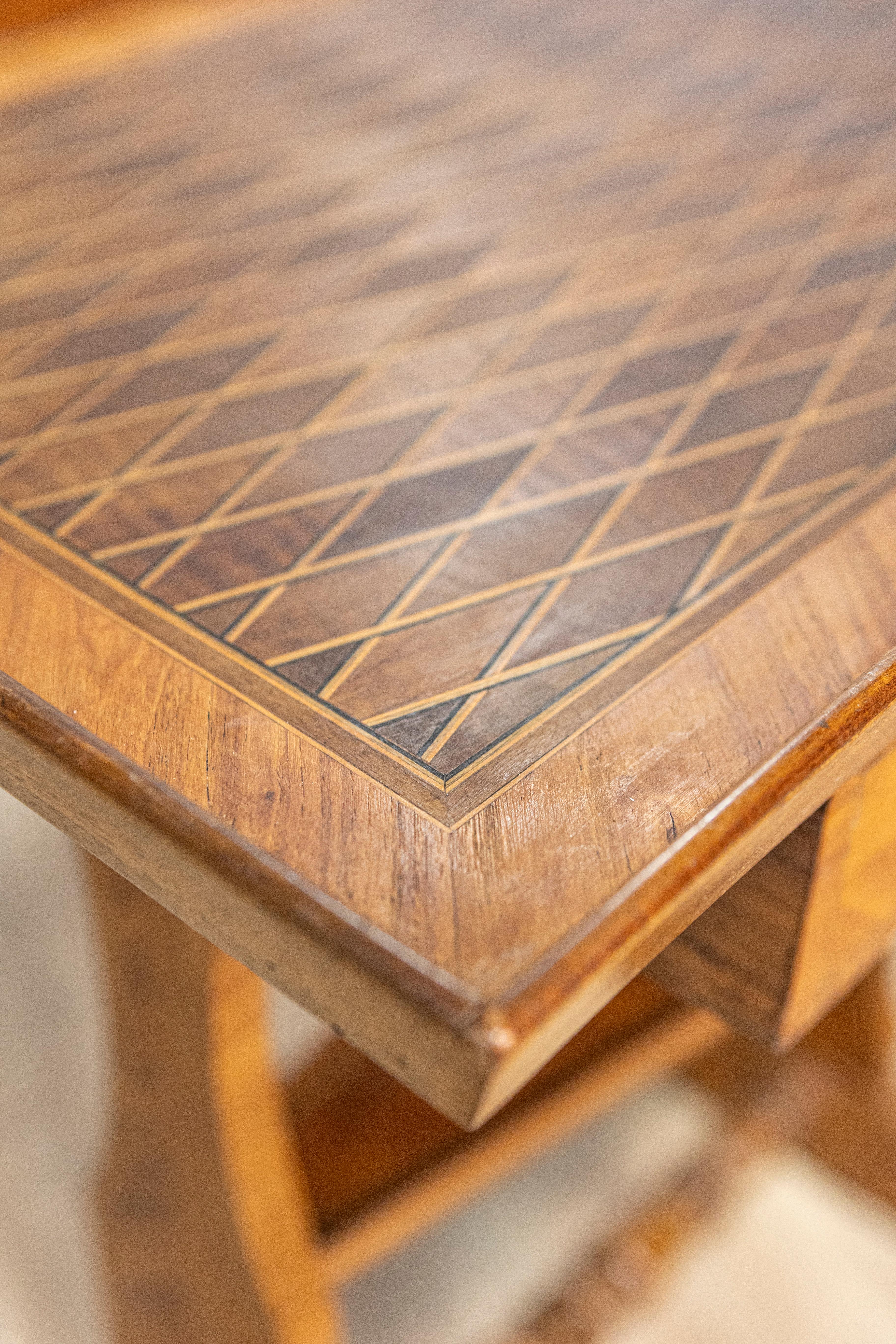 Table à plateau en noyer, cerisier et acajou du XIXe siècle avec marqueterie en vente 4
