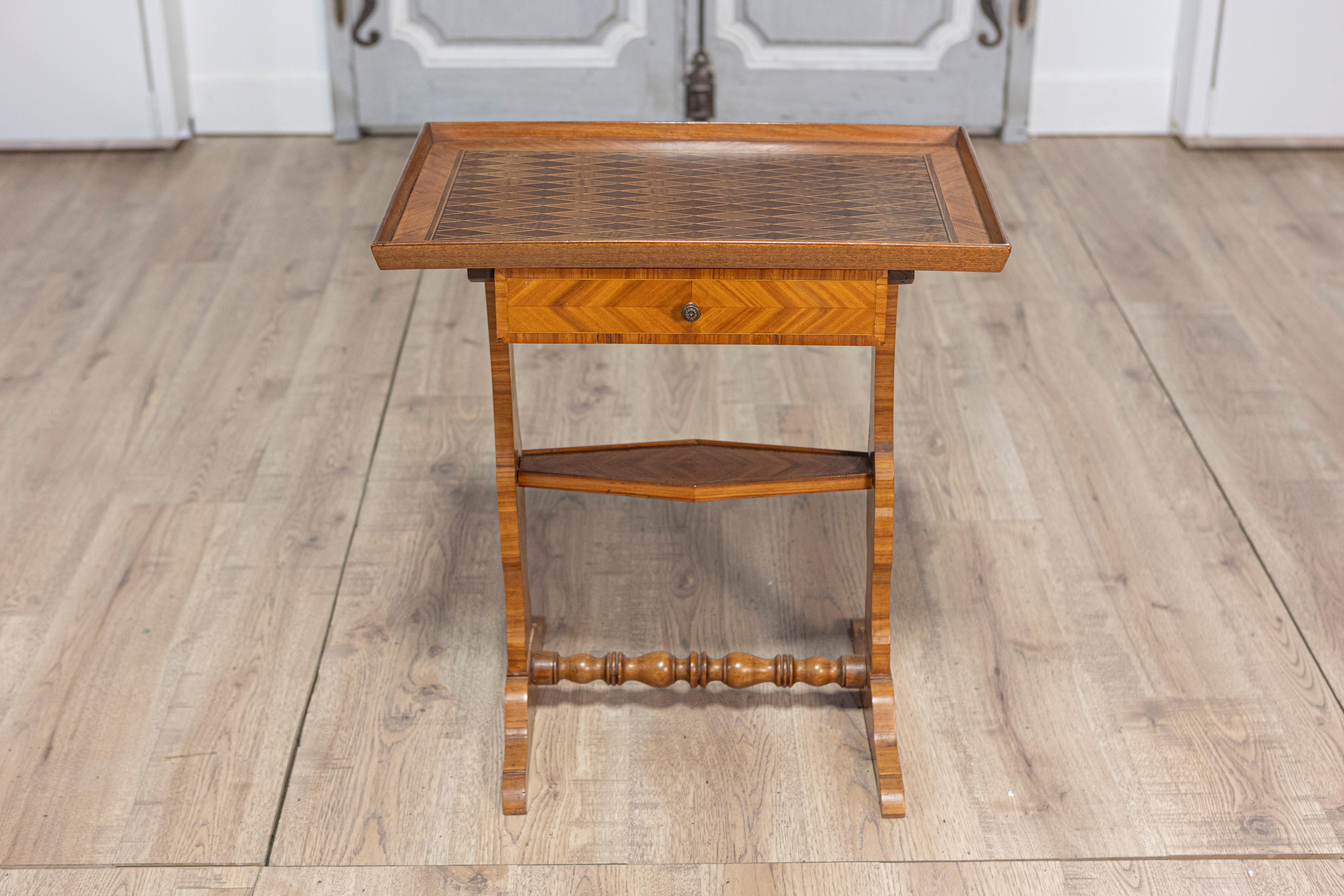 Table à plateau en noyer, acajou et cerisier du 19e siècle, avec marqueterie de diamants et base à tréteaux. Créée en France au XIXe siècle, cette exquise petite table à plateau combine élégamment les bois de noyer, d'acajou et de cerisier, mettant