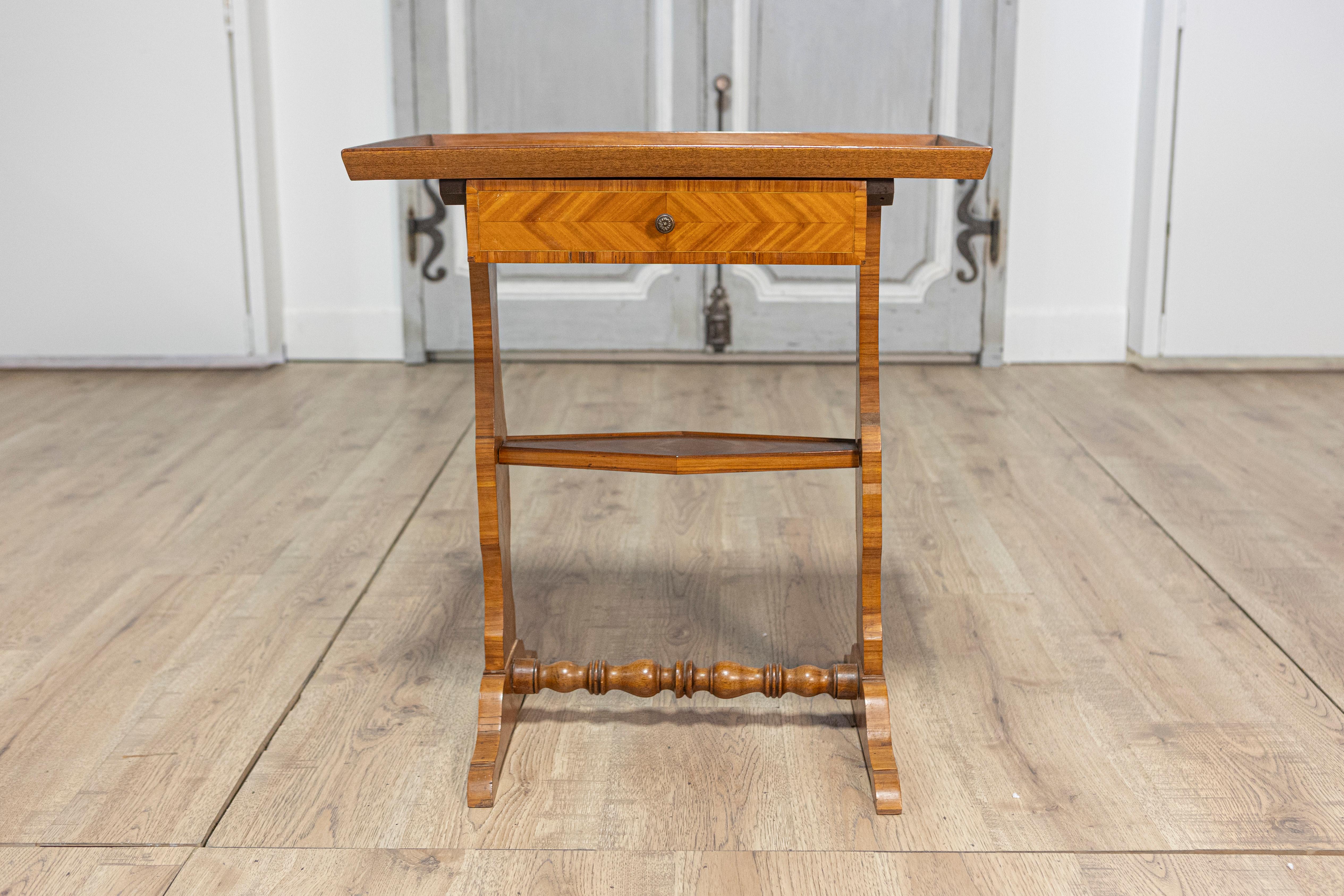 Français Table à plateau en noyer, cerisier et acajou du XIXe siècle avec marqueterie en vente