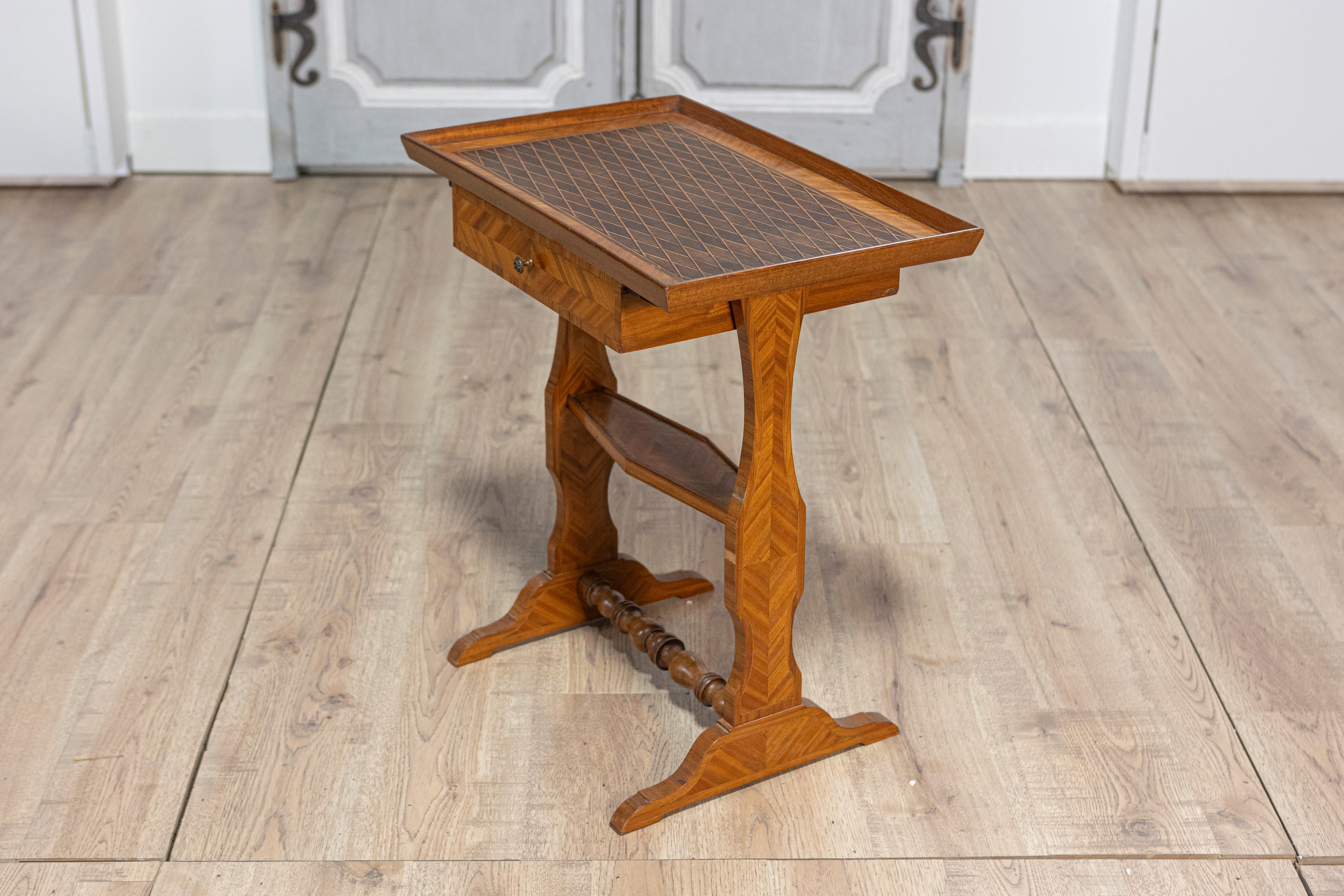 Incrusté Table à plateau en noyer, cerisier et acajou du XIXe siècle avec marqueterie en vente