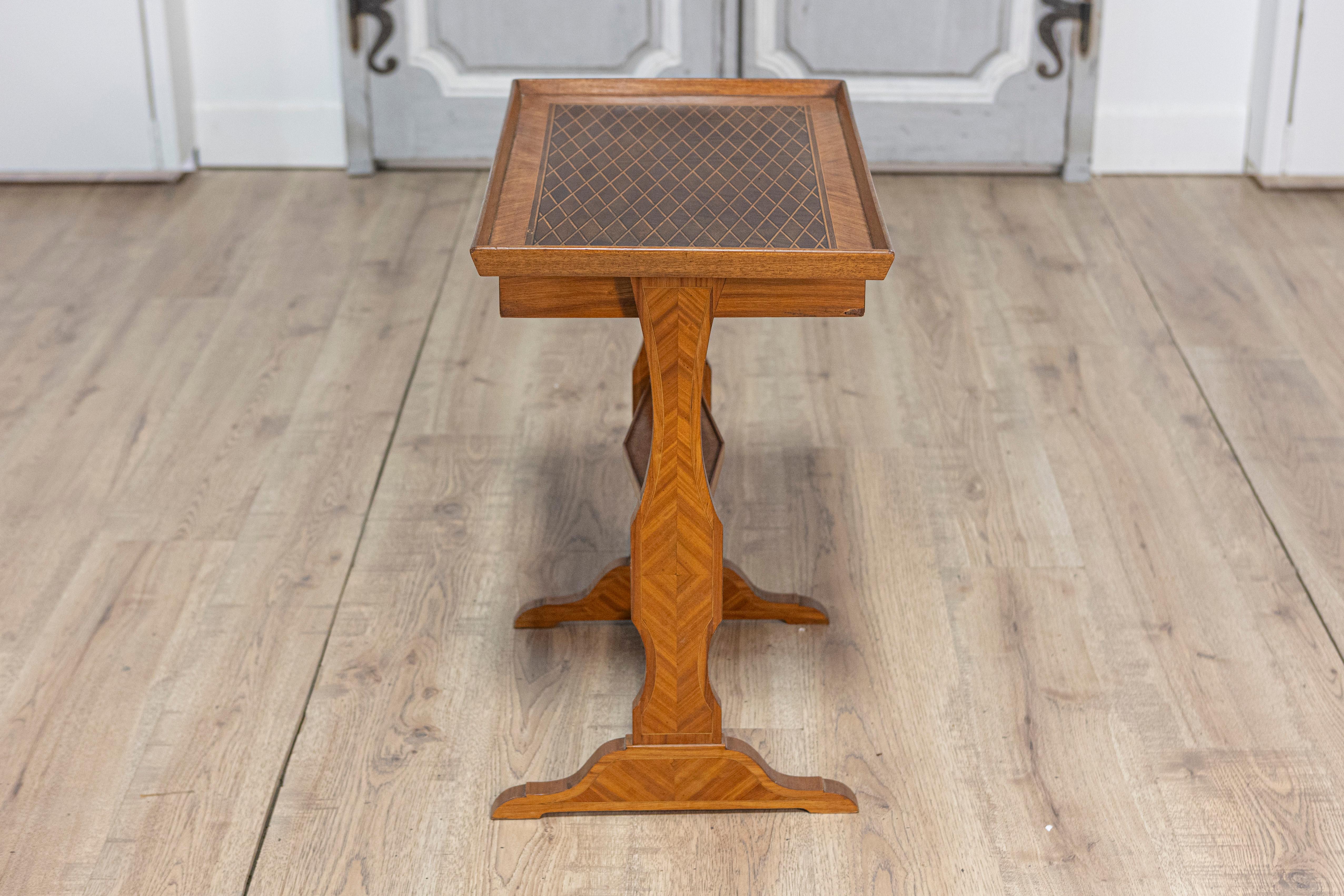 Table à plateau en noyer, cerisier et acajou du XIXe siècle avec marqueterie Bon état - En vente à Atlanta, GA