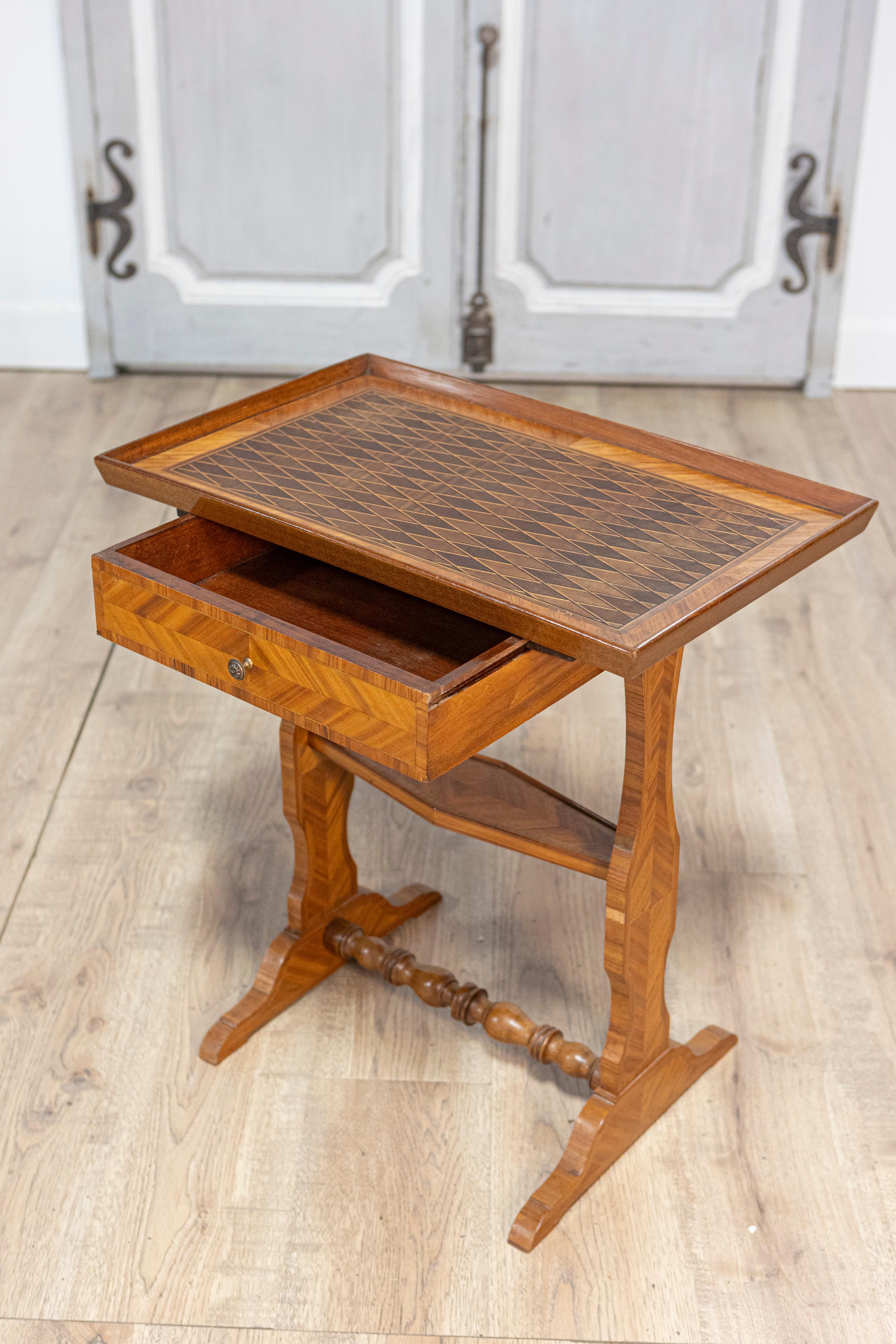 Cerise Table à plateau en noyer, cerisier et acajou du XIXe siècle avec marqueterie en vente