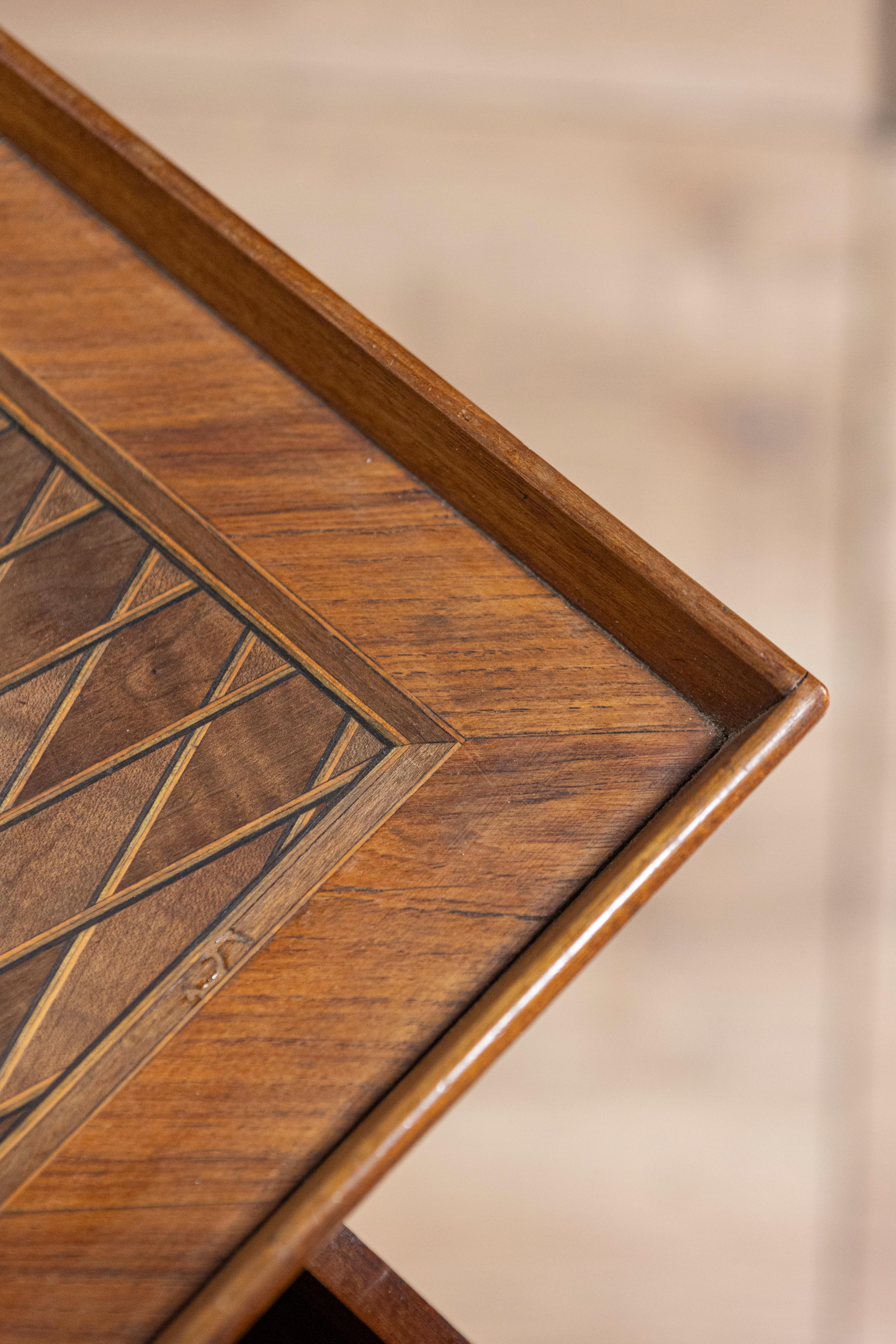 Table à plateau en noyer, cerisier et acajou du XIXe siècle avec marqueterie en vente 1