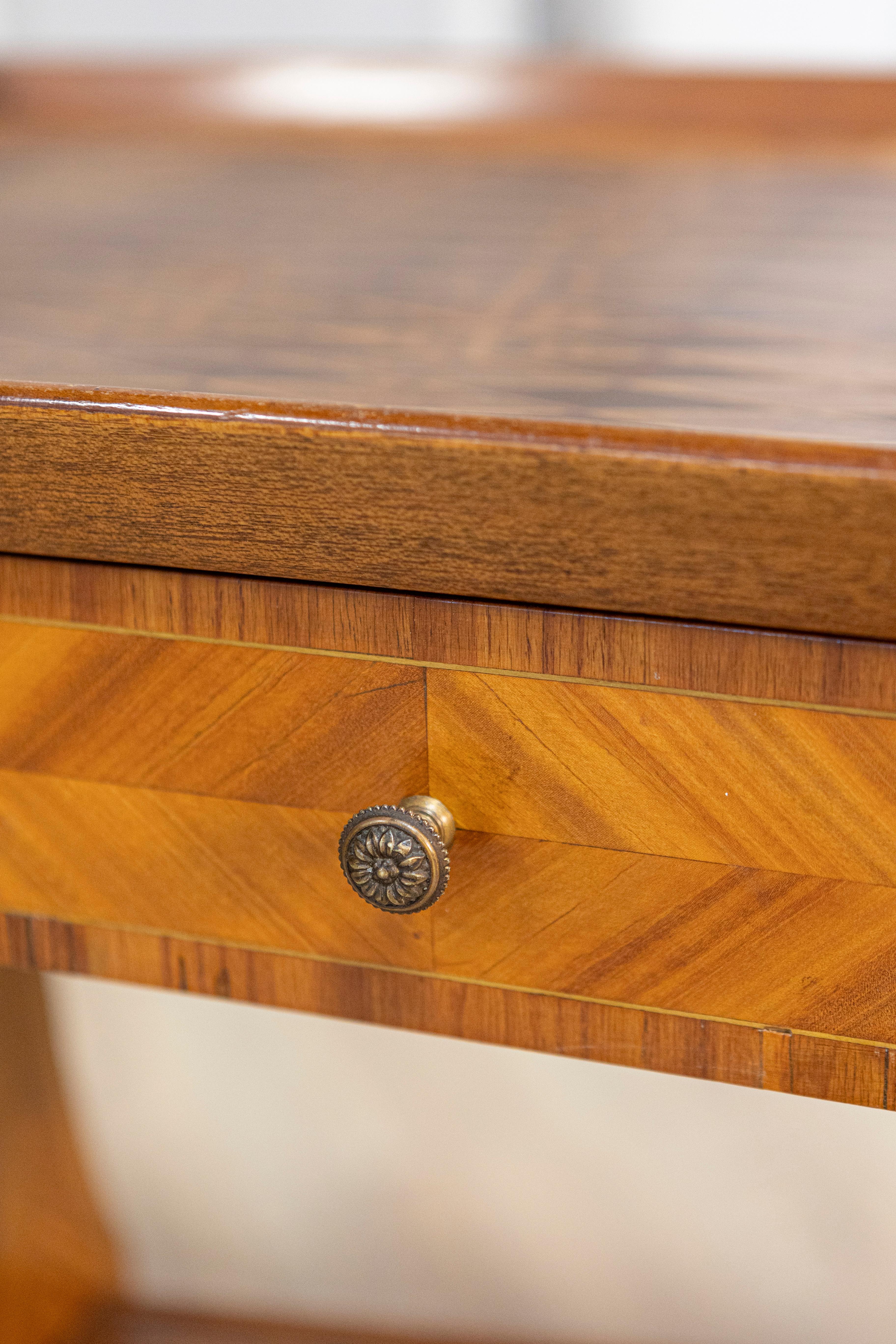 Table à plateau en noyer, cerisier et acajou du XIXe siècle avec marqueterie en vente 2