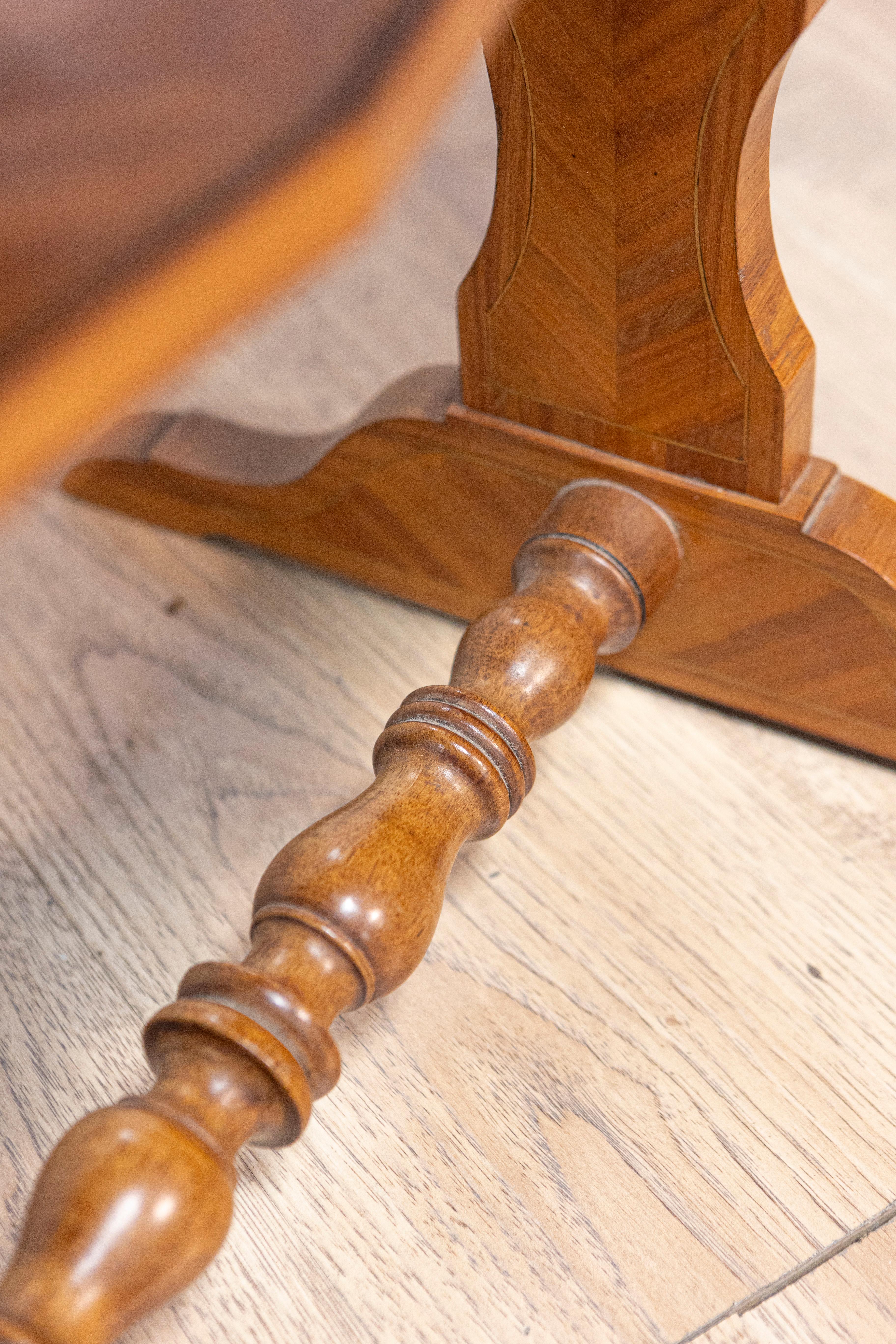Table à plateau en noyer, cerisier et acajou du XIXe siècle avec marqueterie en vente 3