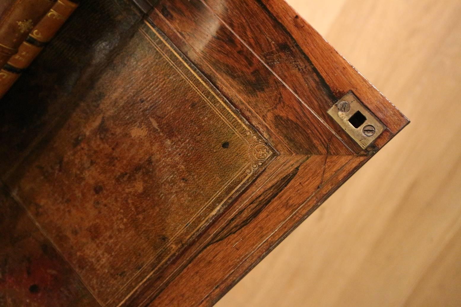Cassettiera francese in noce del XIX secolo con cassetto segretario in vendita 5