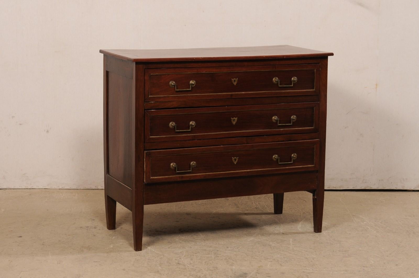 A French walnut chest of drawers from the 19th century. This antique chest from France has been designed in clean/straight lines and has a rectangular top over case which houses three dovetailed and graduated drawers. It is presented upon four
