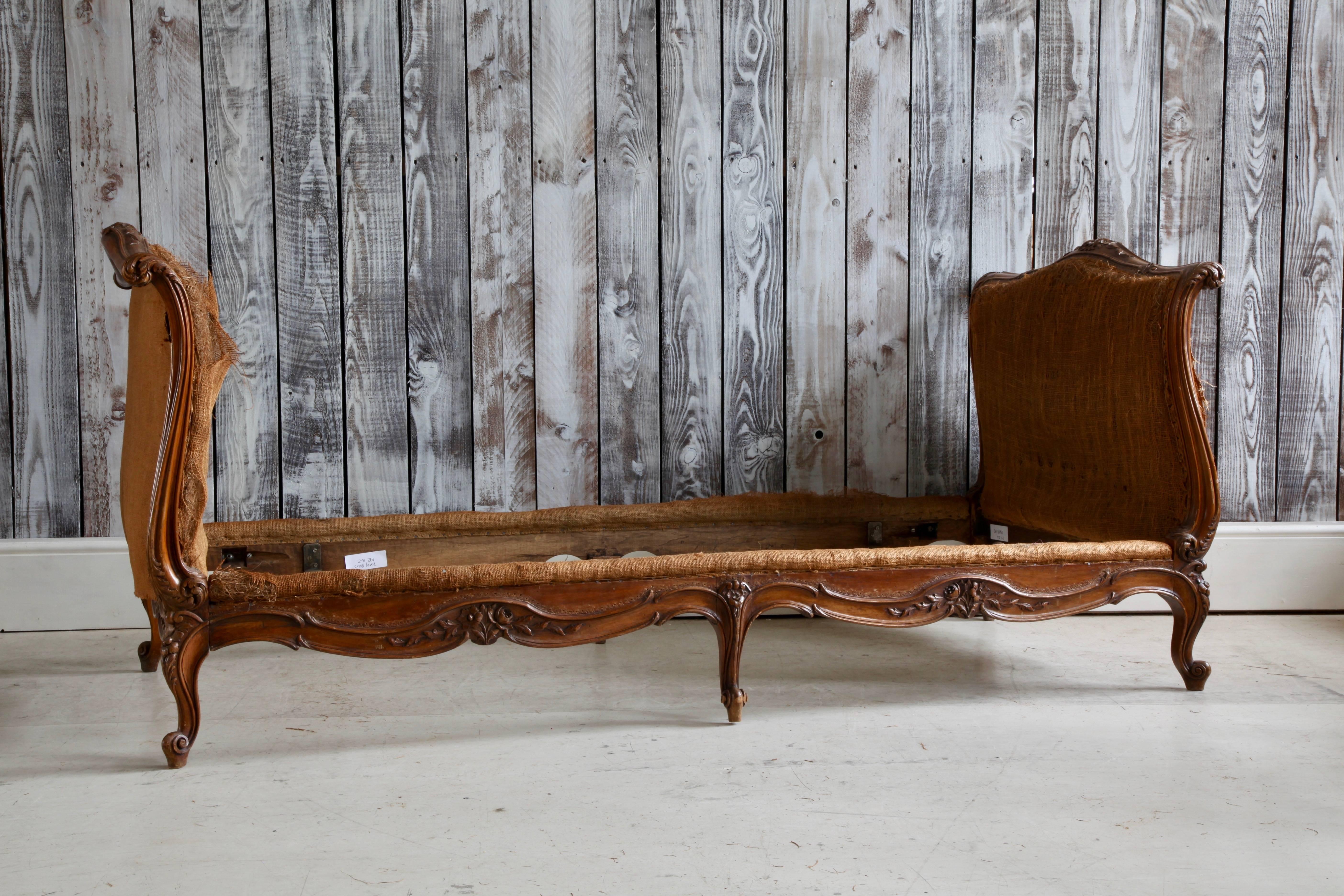 French 19th Century Walnut Daybed In Good Condition In London, Park Royal