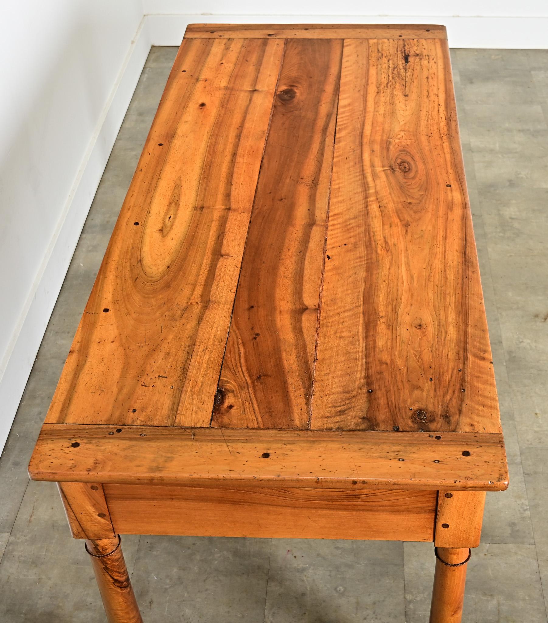 French 19th Century Walnut Desk In Good Condition In Baton Rouge, LA
