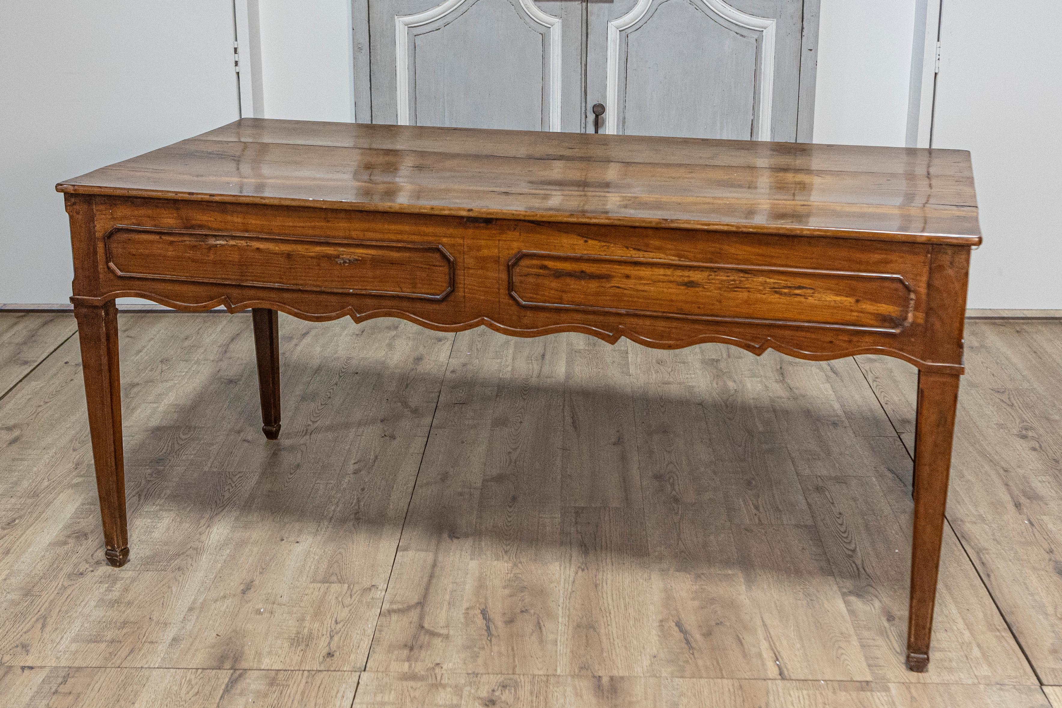 French 19th Century Walnut Desk with Carved Apron and Lateral Drawer For Sale 1