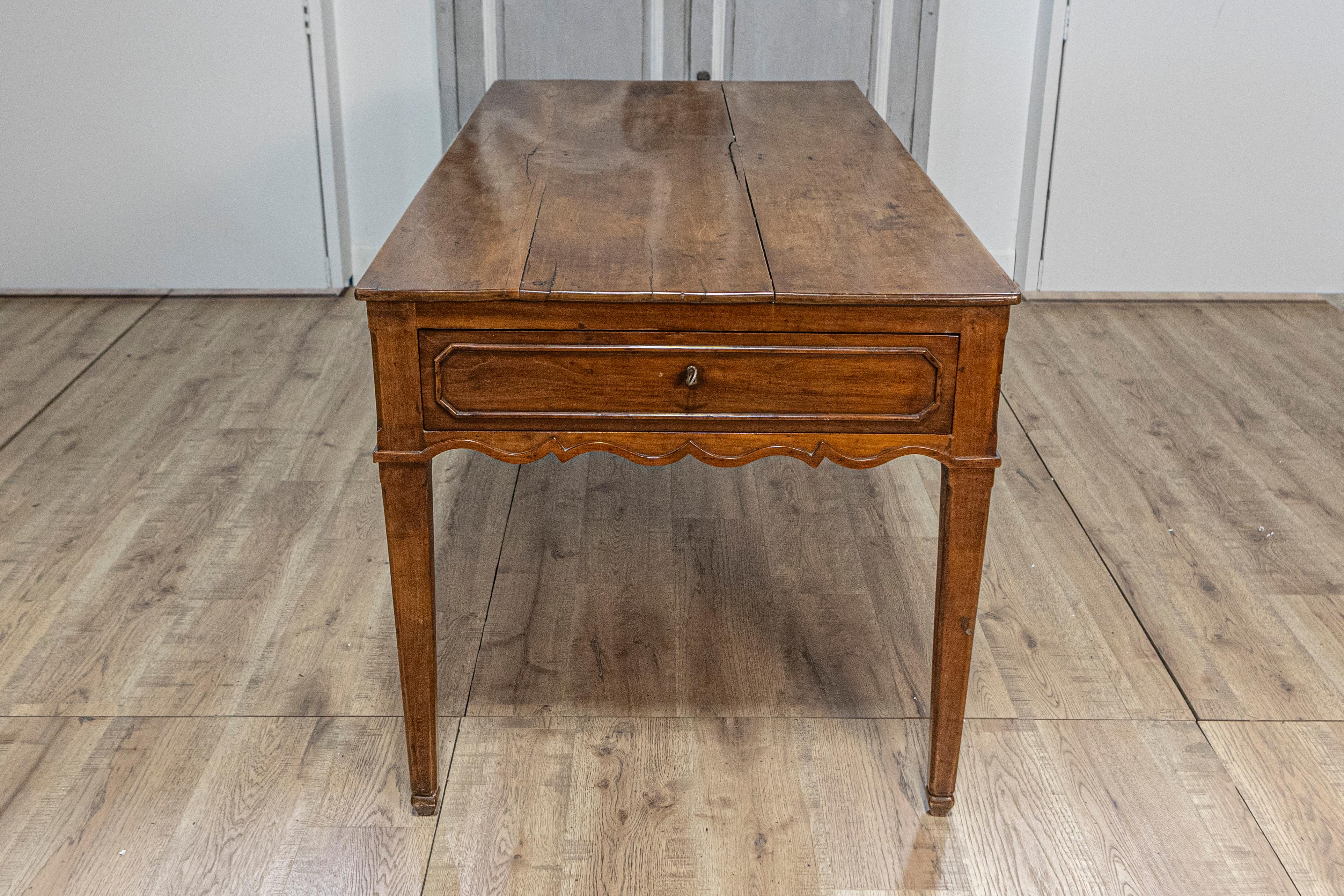 French 19th Century Walnut Desk with Carved Apron and Lateral Drawer For Sale 2
