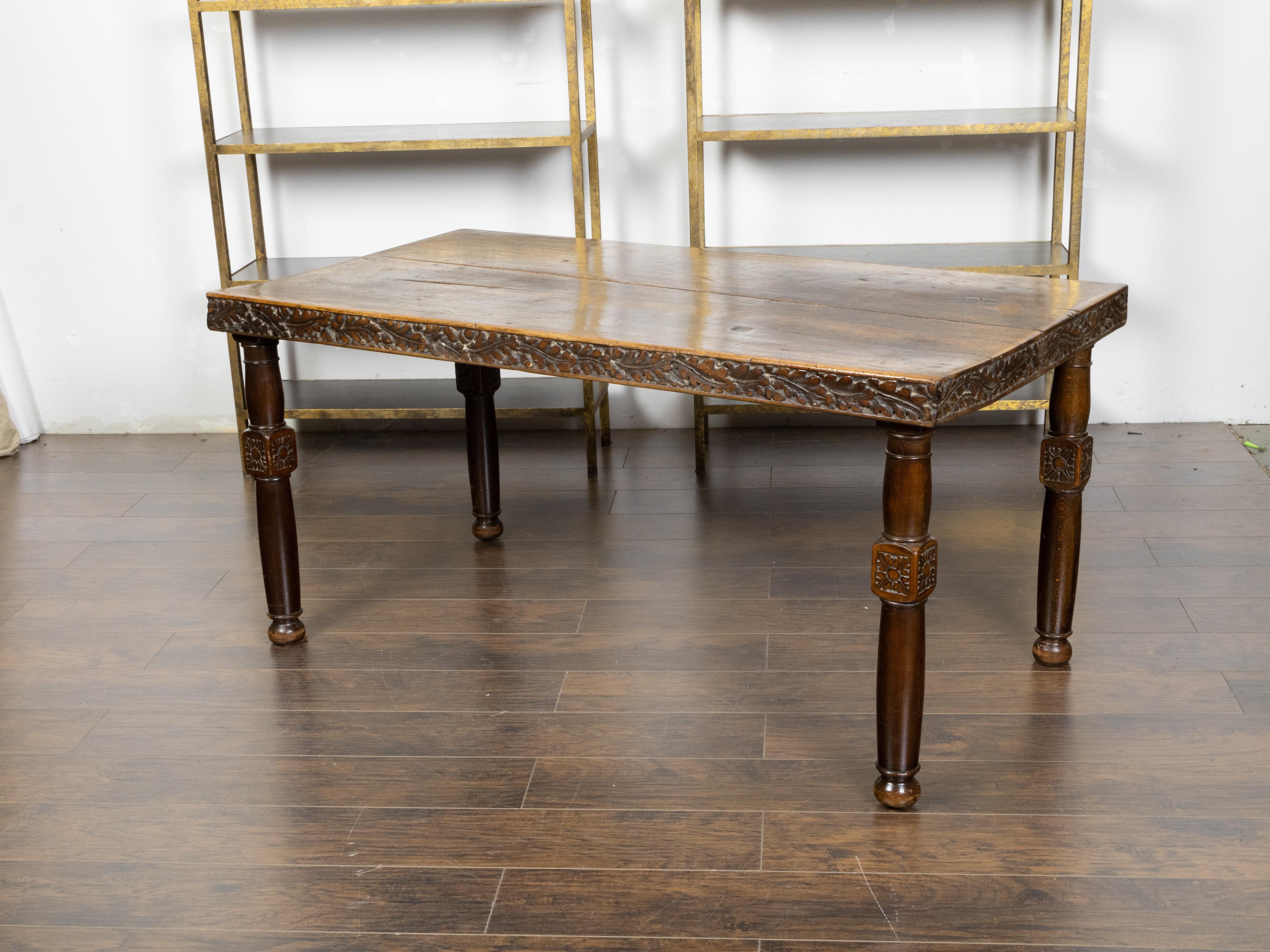 French 19th Century Walnut Dining Room Table with Foliage Carved Frieze In Good Condition For Sale In Atlanta, GA