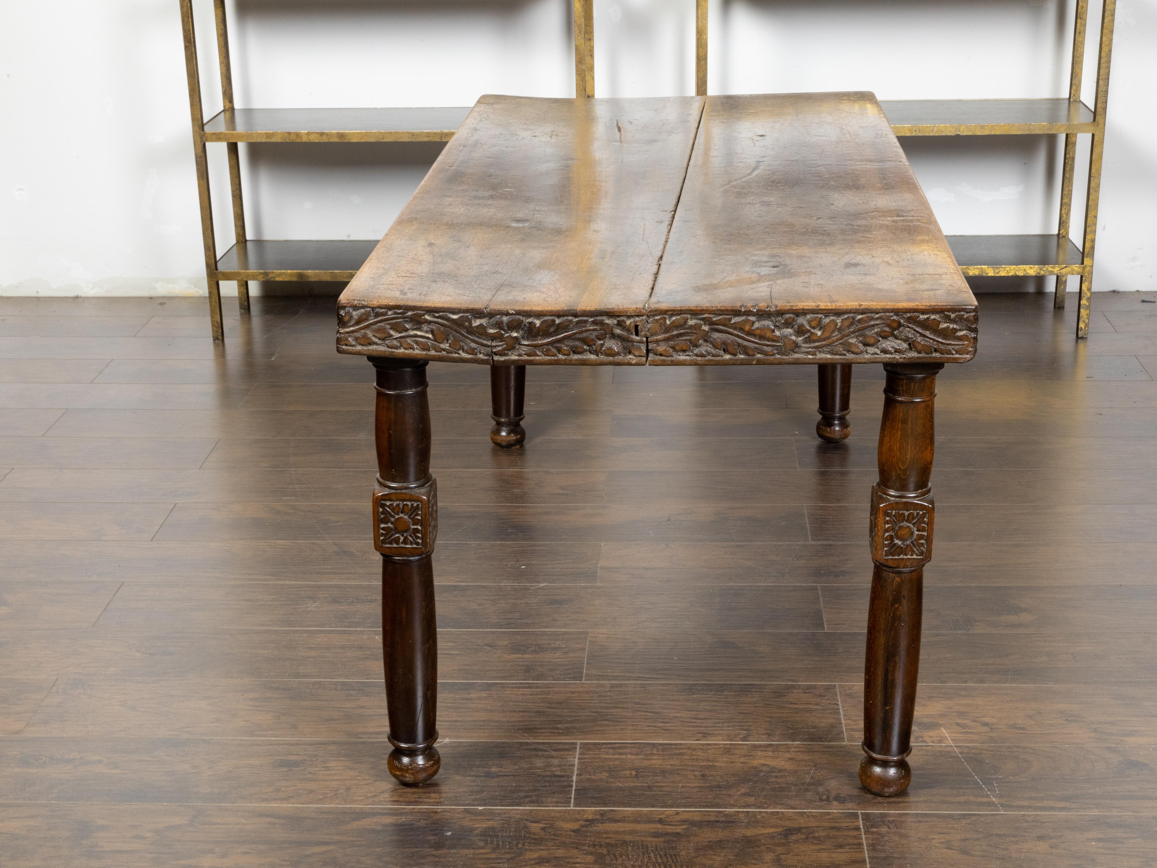 French 19th Century Walnut Dining Room Table with Foliage Carved Frieze For Sale 1