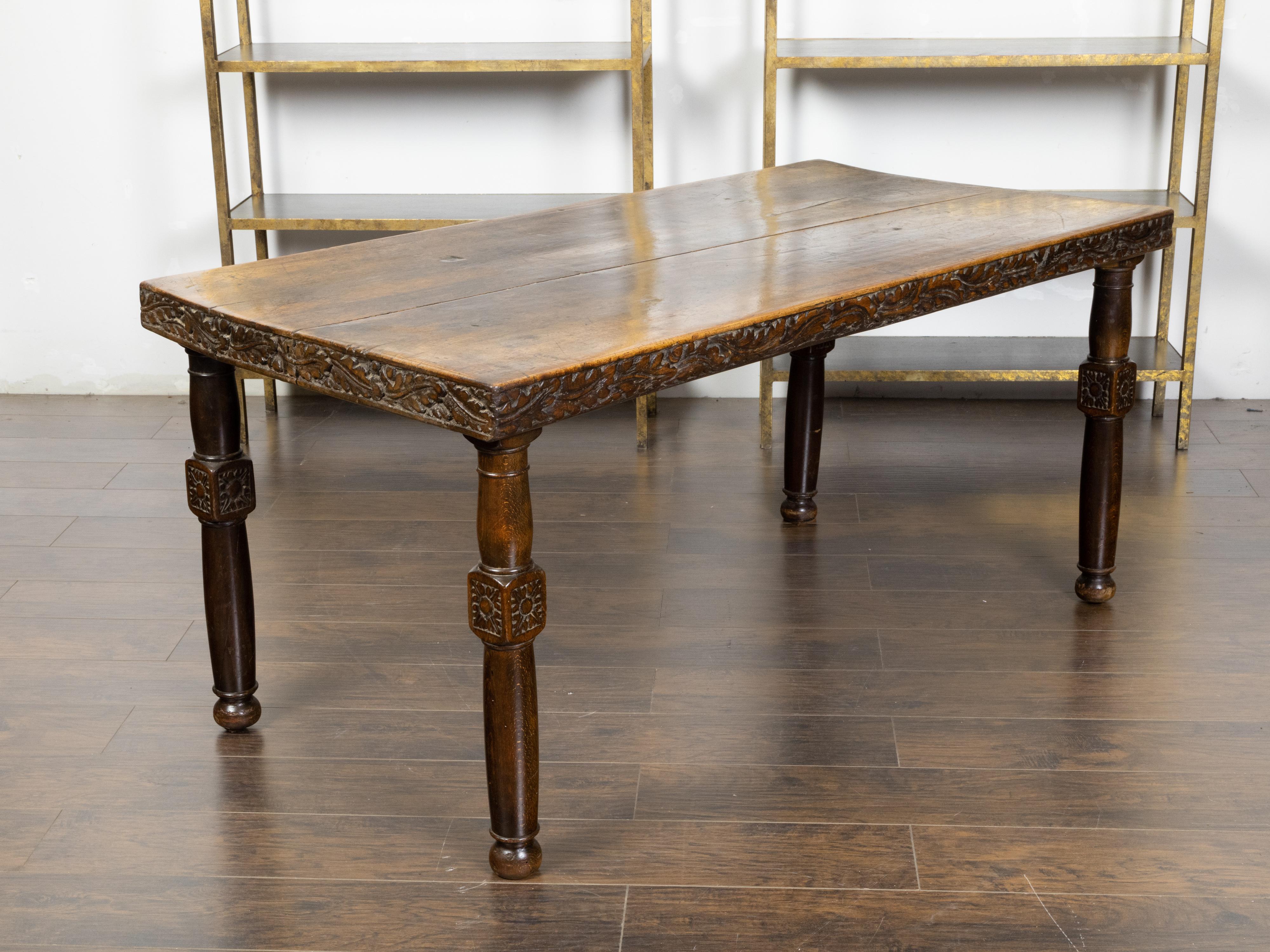 French 19th Century Walnut Dining Room Table with Foliage Carved Frieze For Sale 2