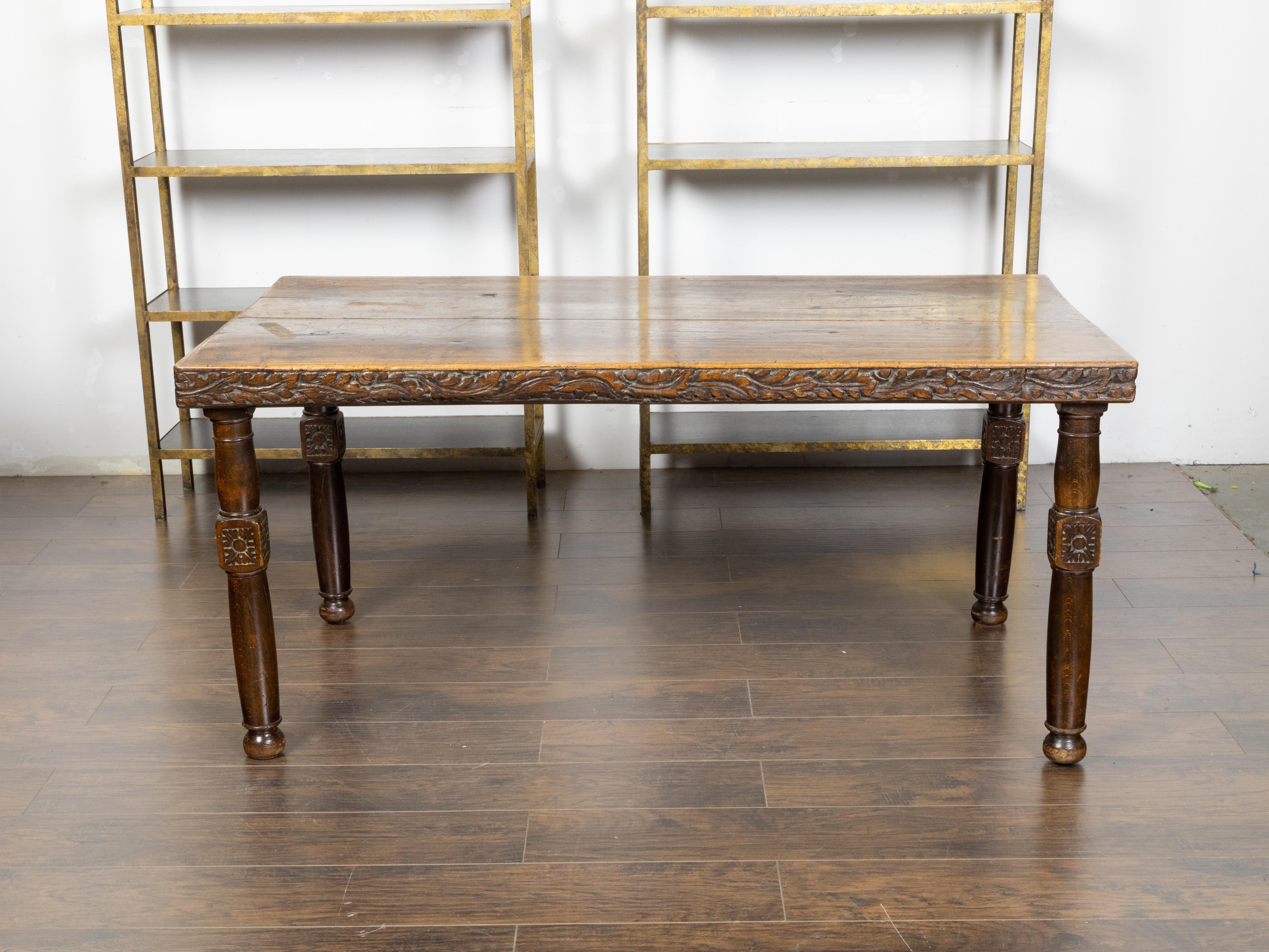 French 19th Century Walnut Dining Room Table with Foliage Carved Frieze For Sale 3