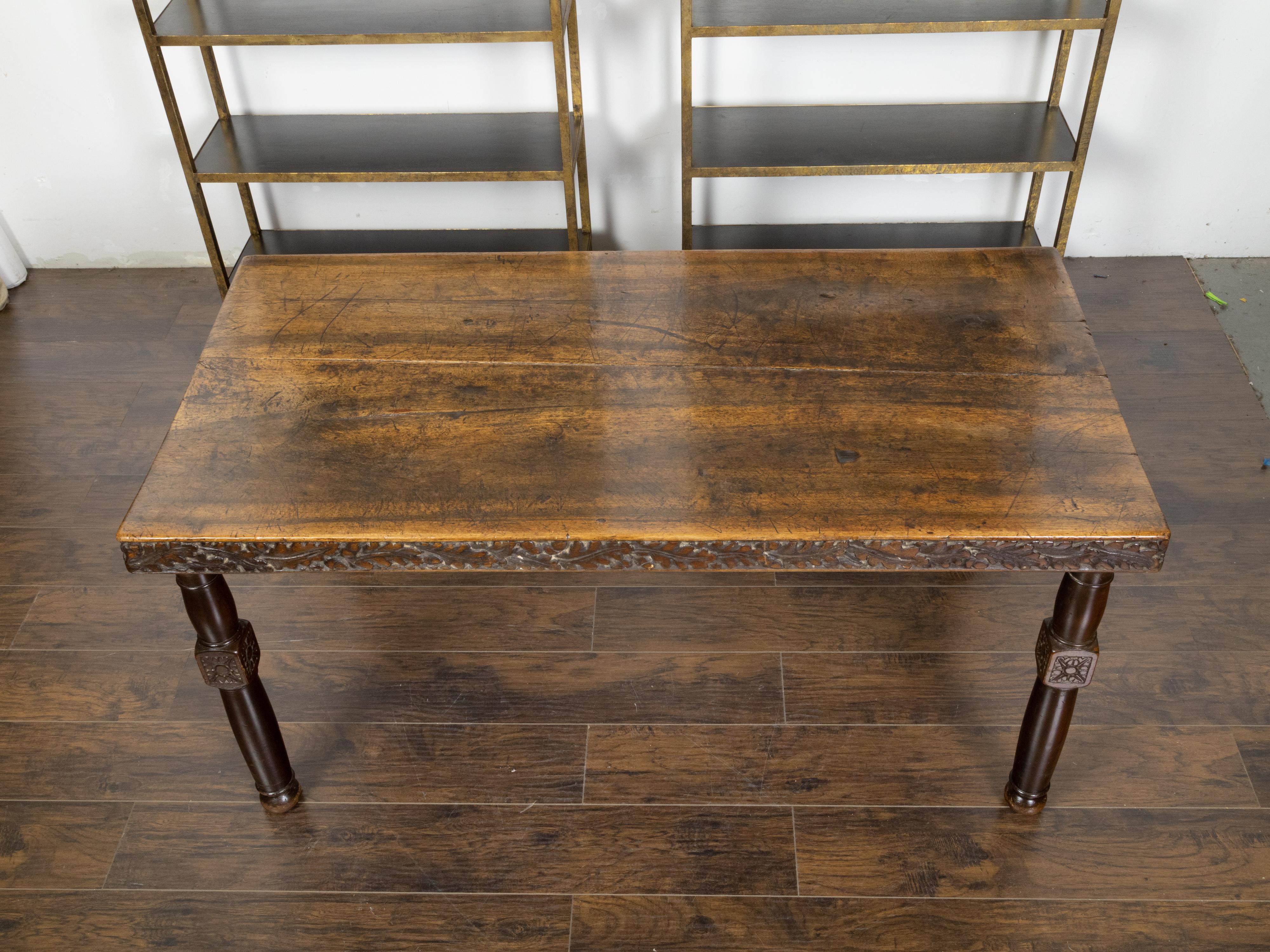 Mesa de comedor francesa de nogal del siglo XIX con friso tallado de follaje en venta 2