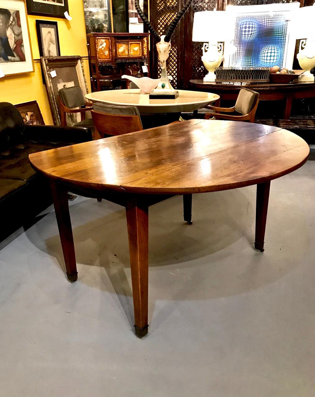 French 19th Century Walnut Dining Table In Good Condition In Pasadena, CA