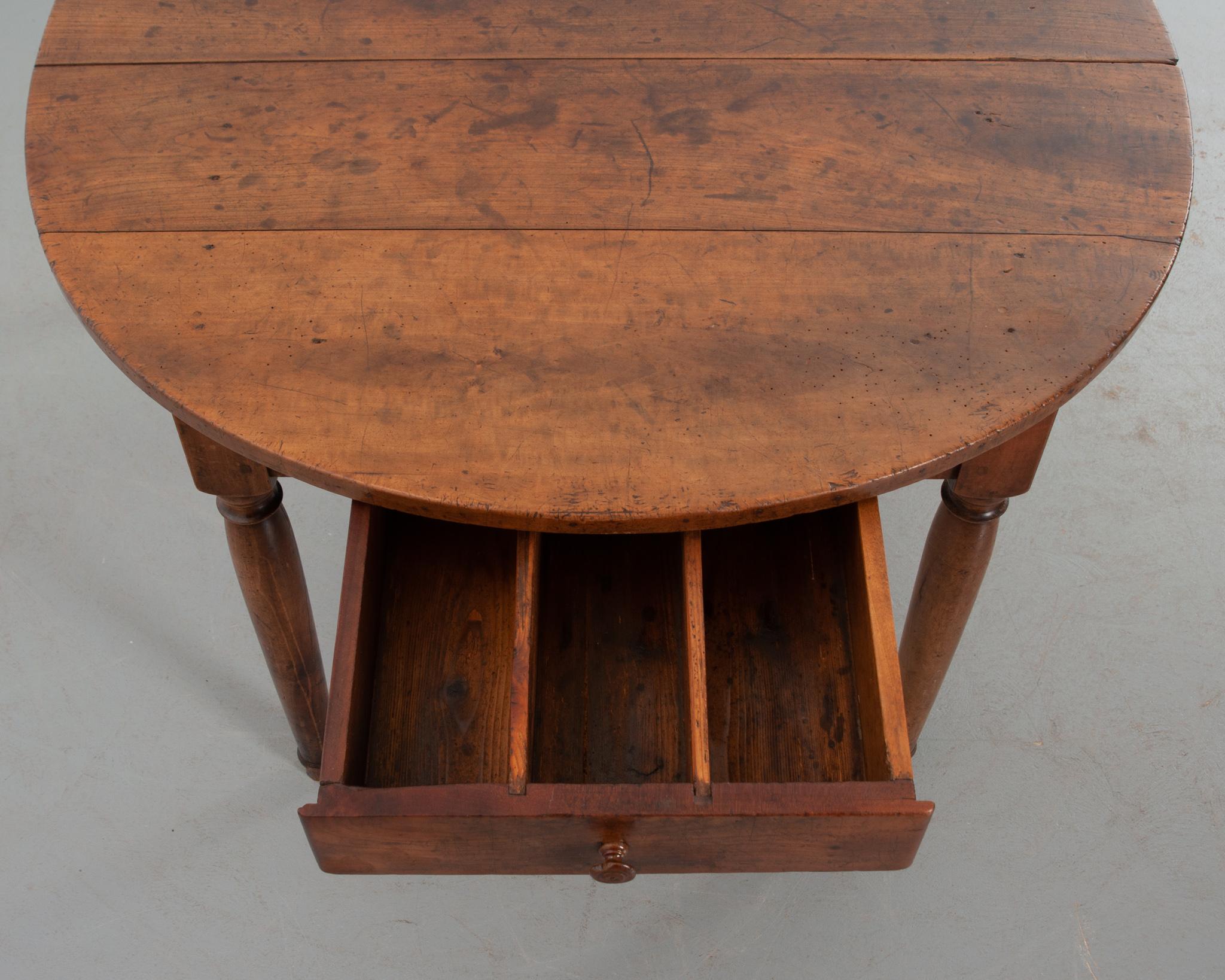 French 19th Century Walnut Dining Table In Good Condition In Baton Rouge, LA
