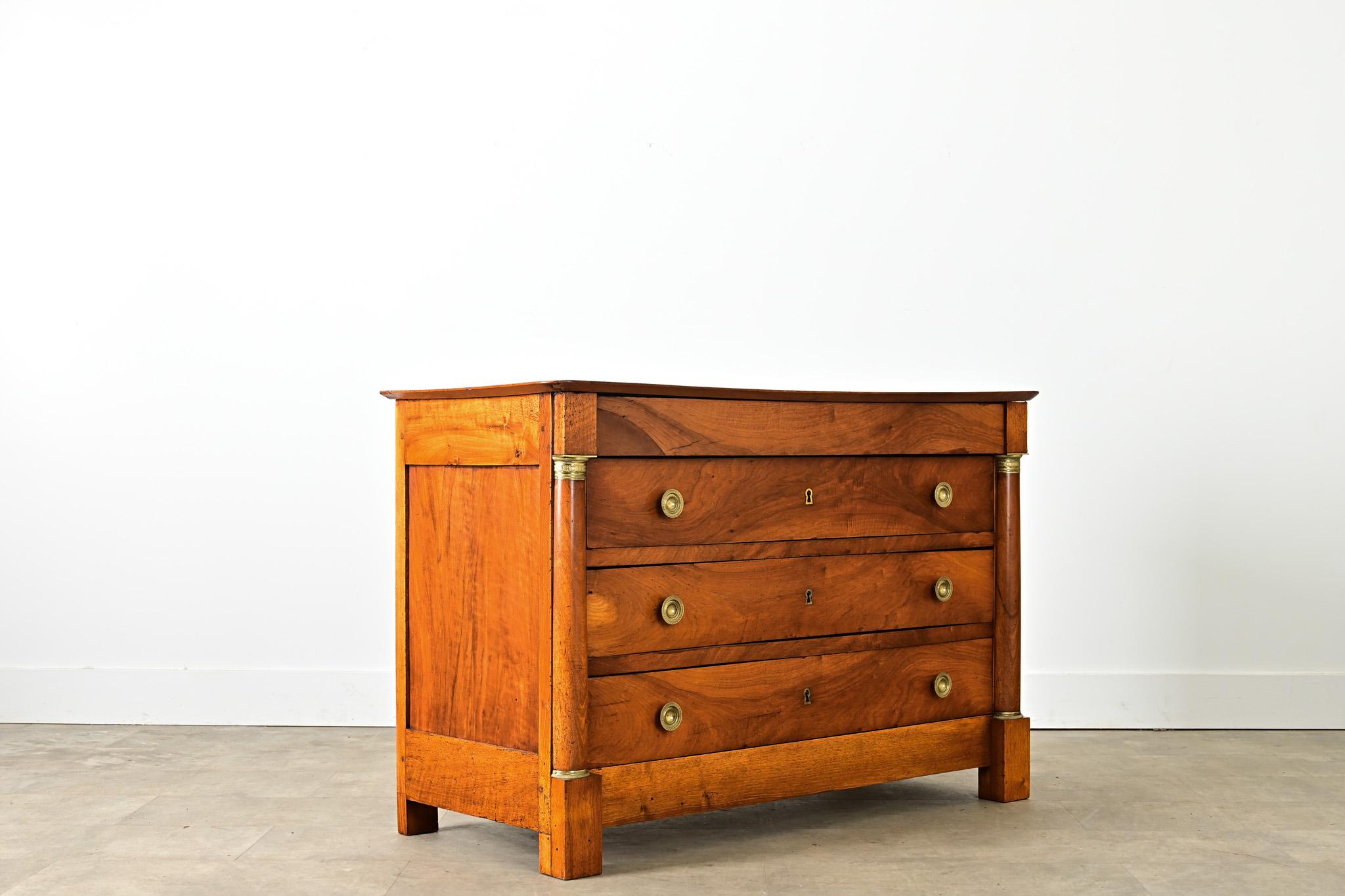 Commode impero francese in noce del XIX secolo in vendita 1