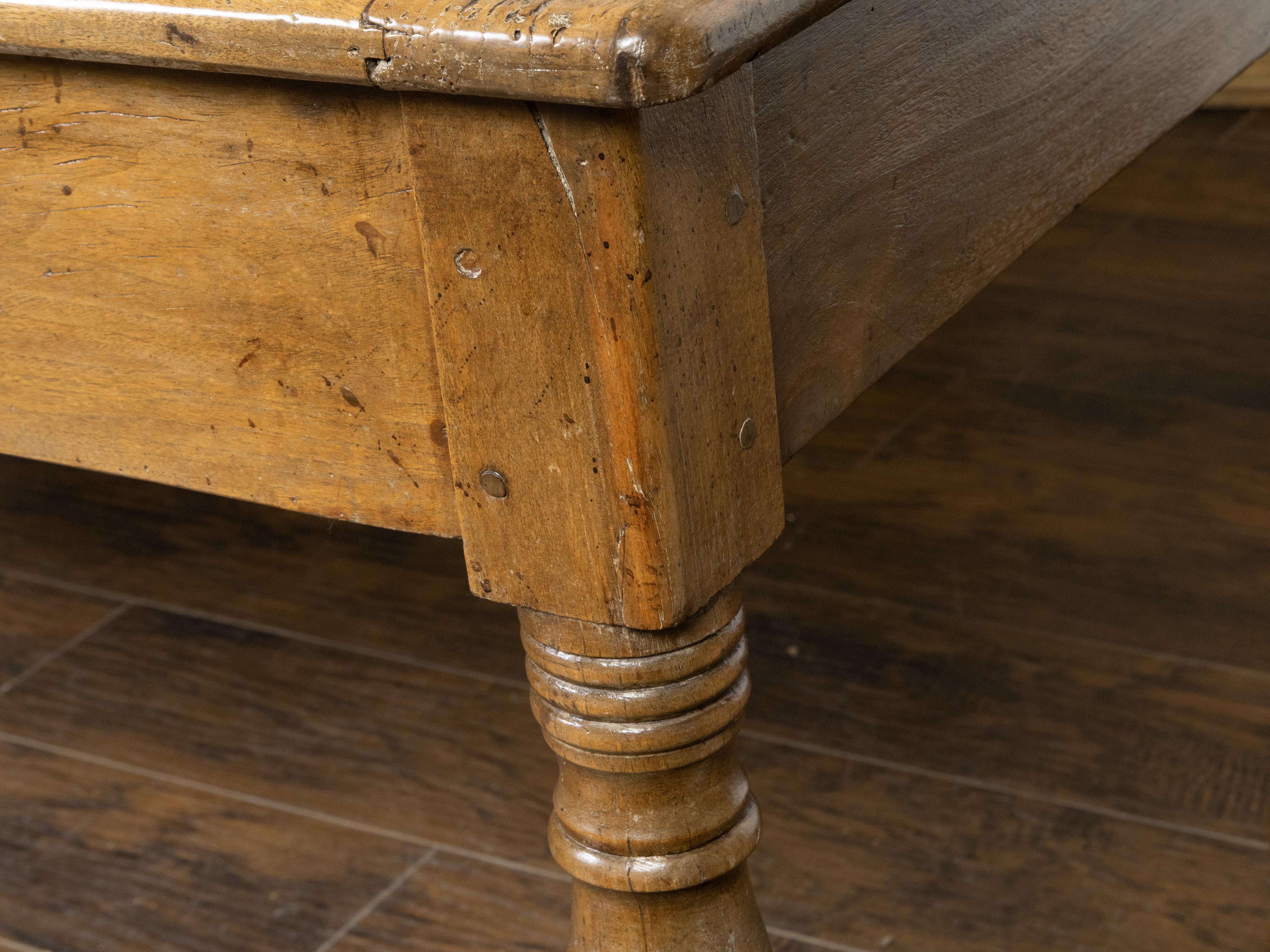 Französischer Bauerntisch aus Nussbaumholz des 19. Jahrhunderts mit gedrechselten Beinen und abgenutzter Patina im Angebot 4
