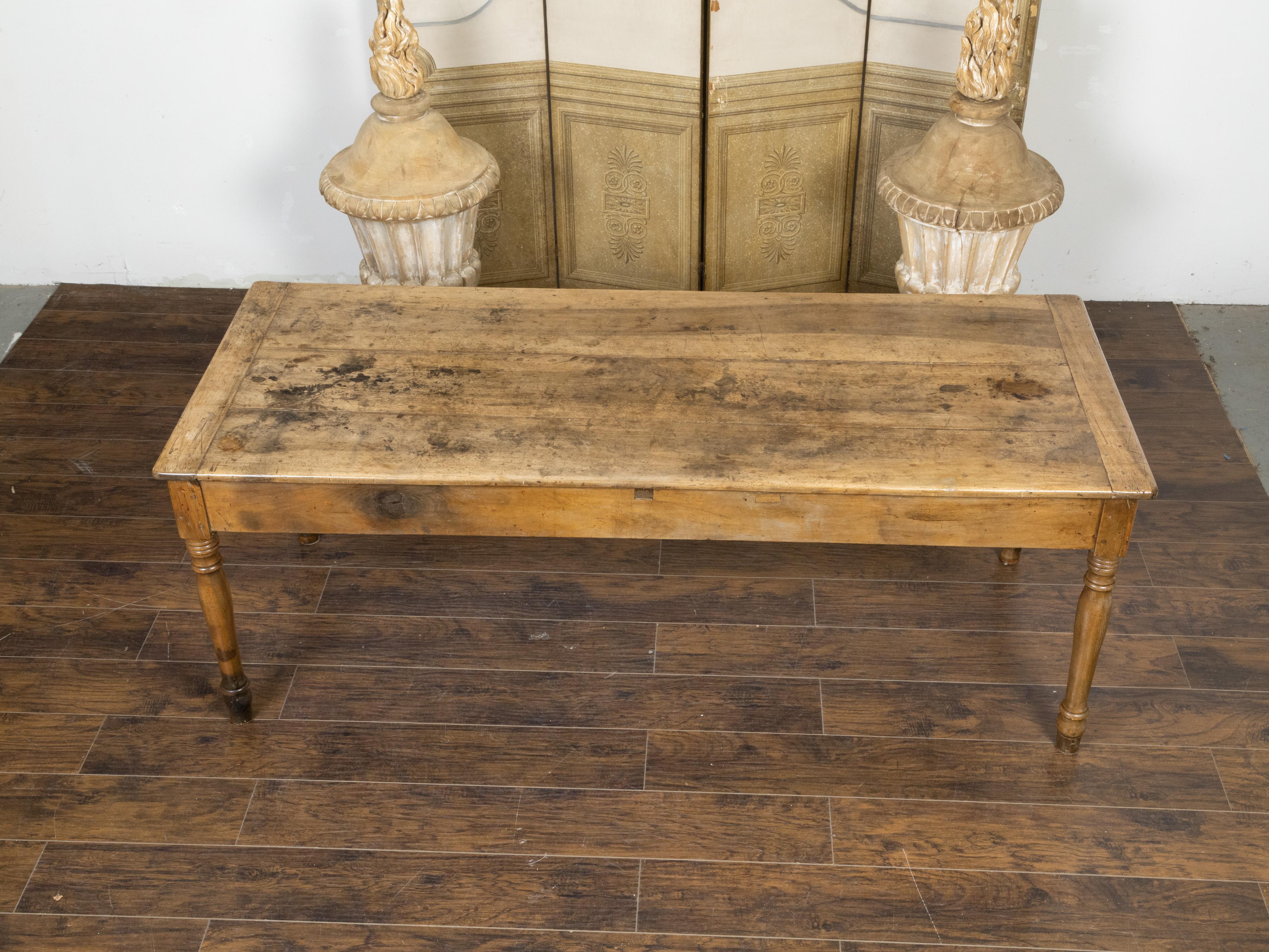 Tavolo da fattoria francese del XIX secolo in noce con gambe tornite e patina invecchiata in vendita 1