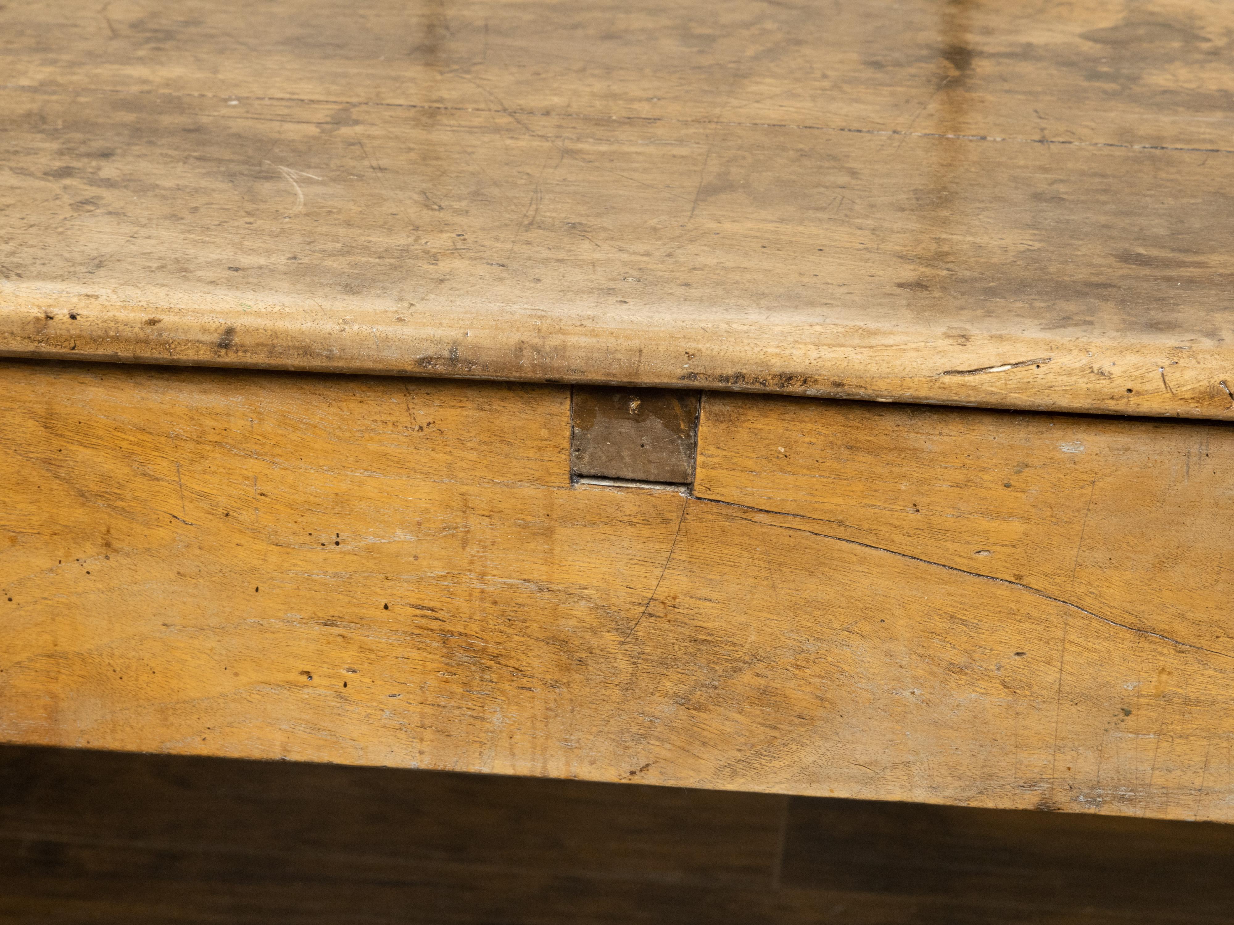 Tavolo da fattoria francese del XIX secolo in noce con gambe tornite e patina invecchiata in vendita 2