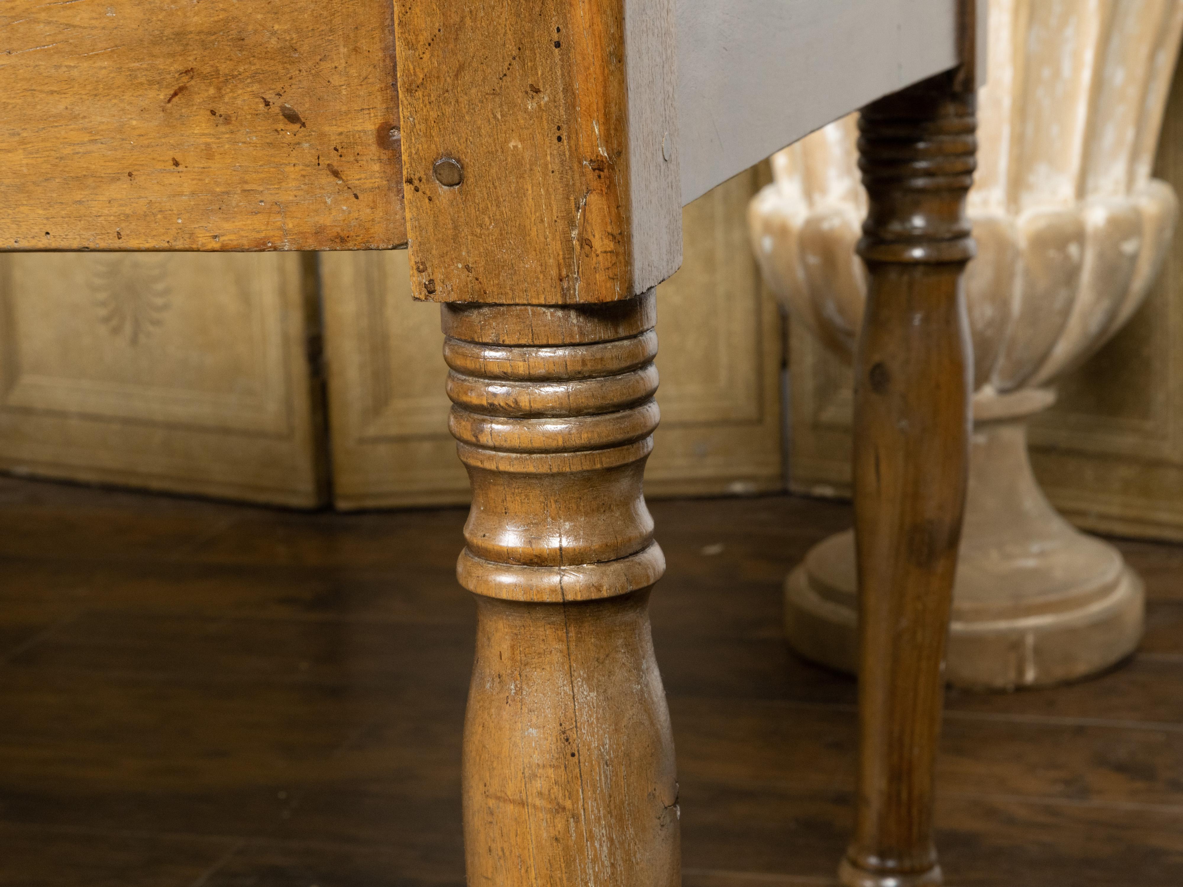 Französischer Bauerntisch aus Nussbaumholz des 19. Jahrhunderts mit gedrechselten Beinen und abgenutzter Patina im Angebot 2