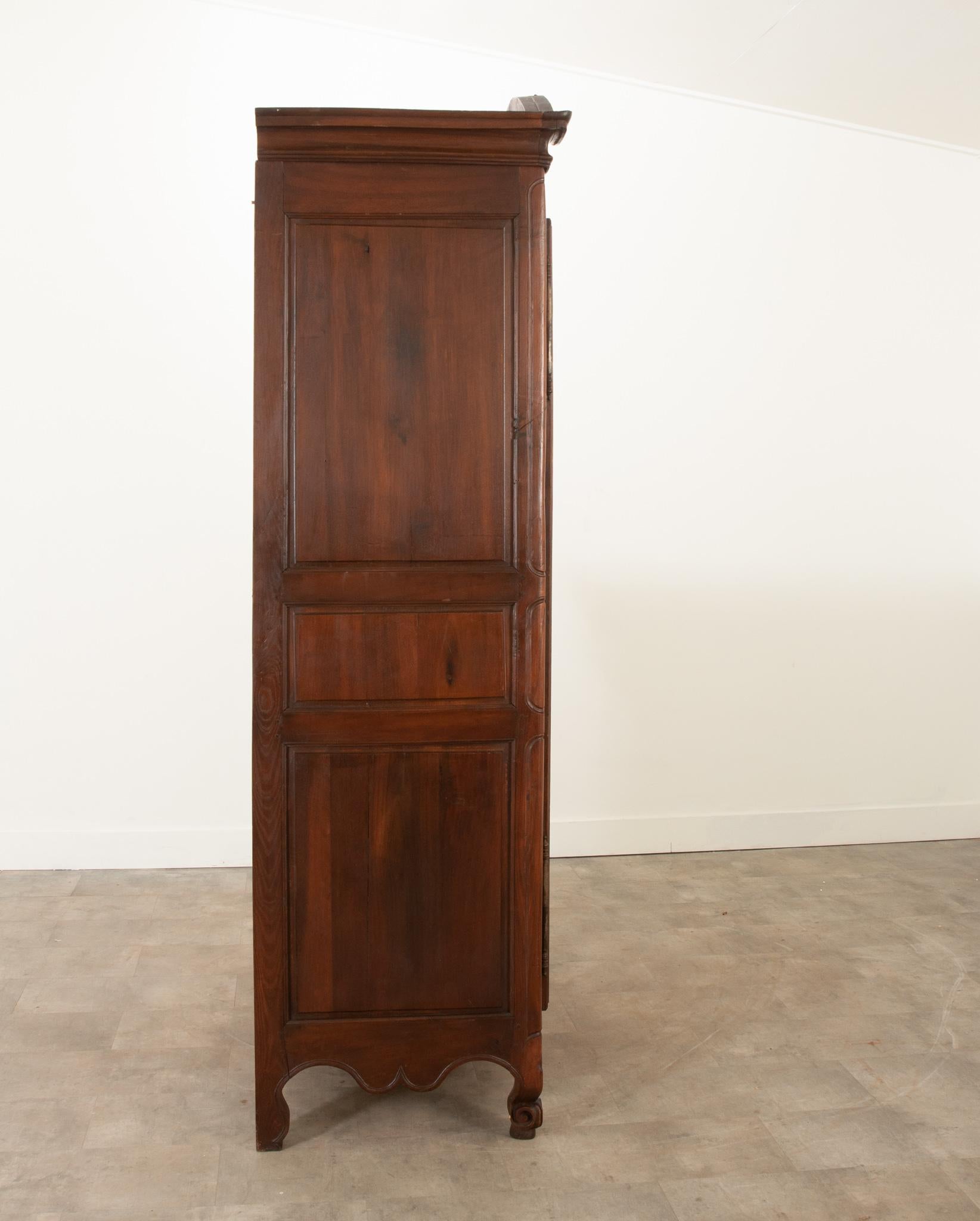 Armoire francese del XIX secolo in noce in stile Luigi XV in vendita 6