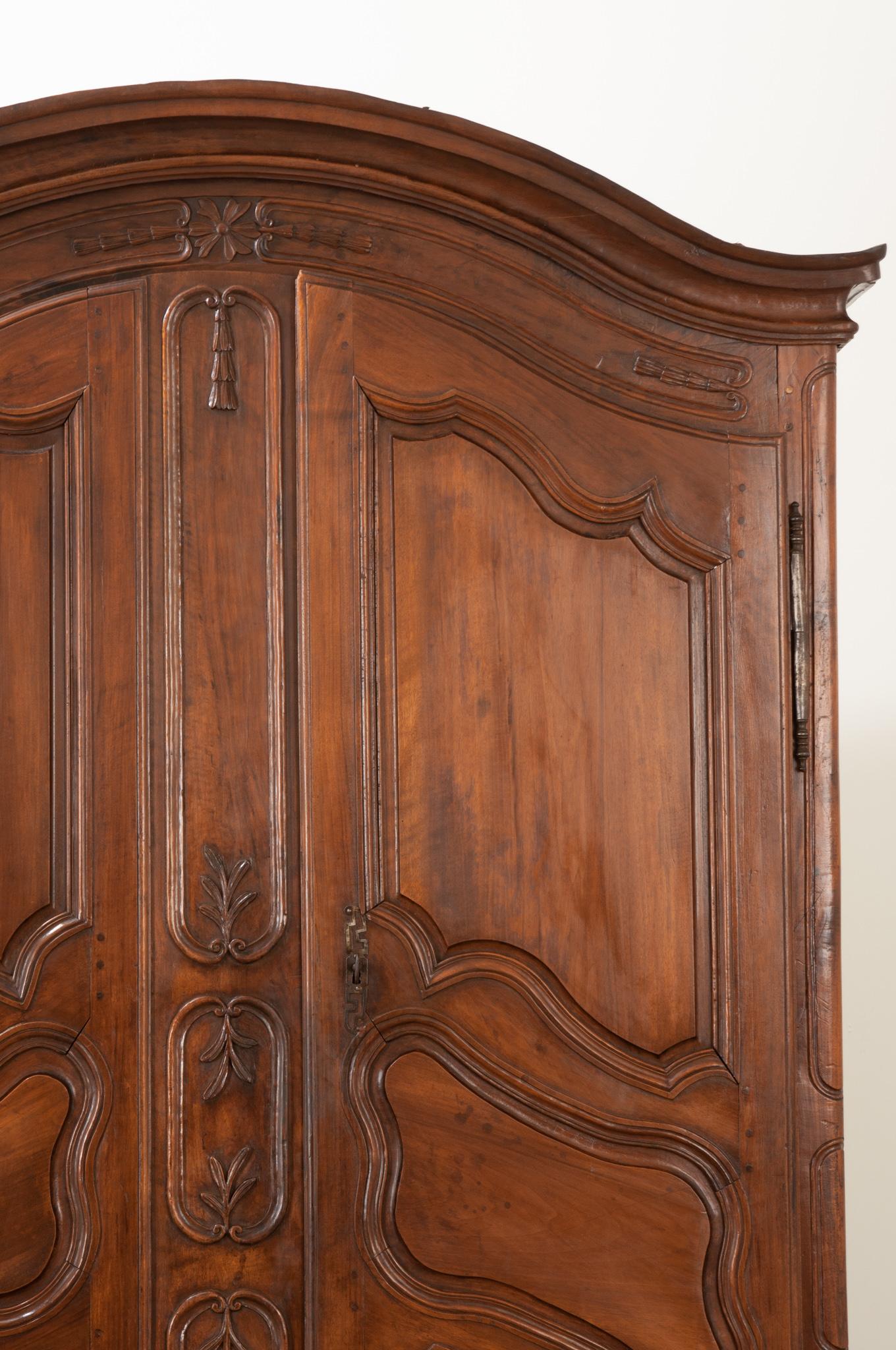 Fatto a mano Armoire francese del XIX secolo in noce in stile Luigi XV in vendita