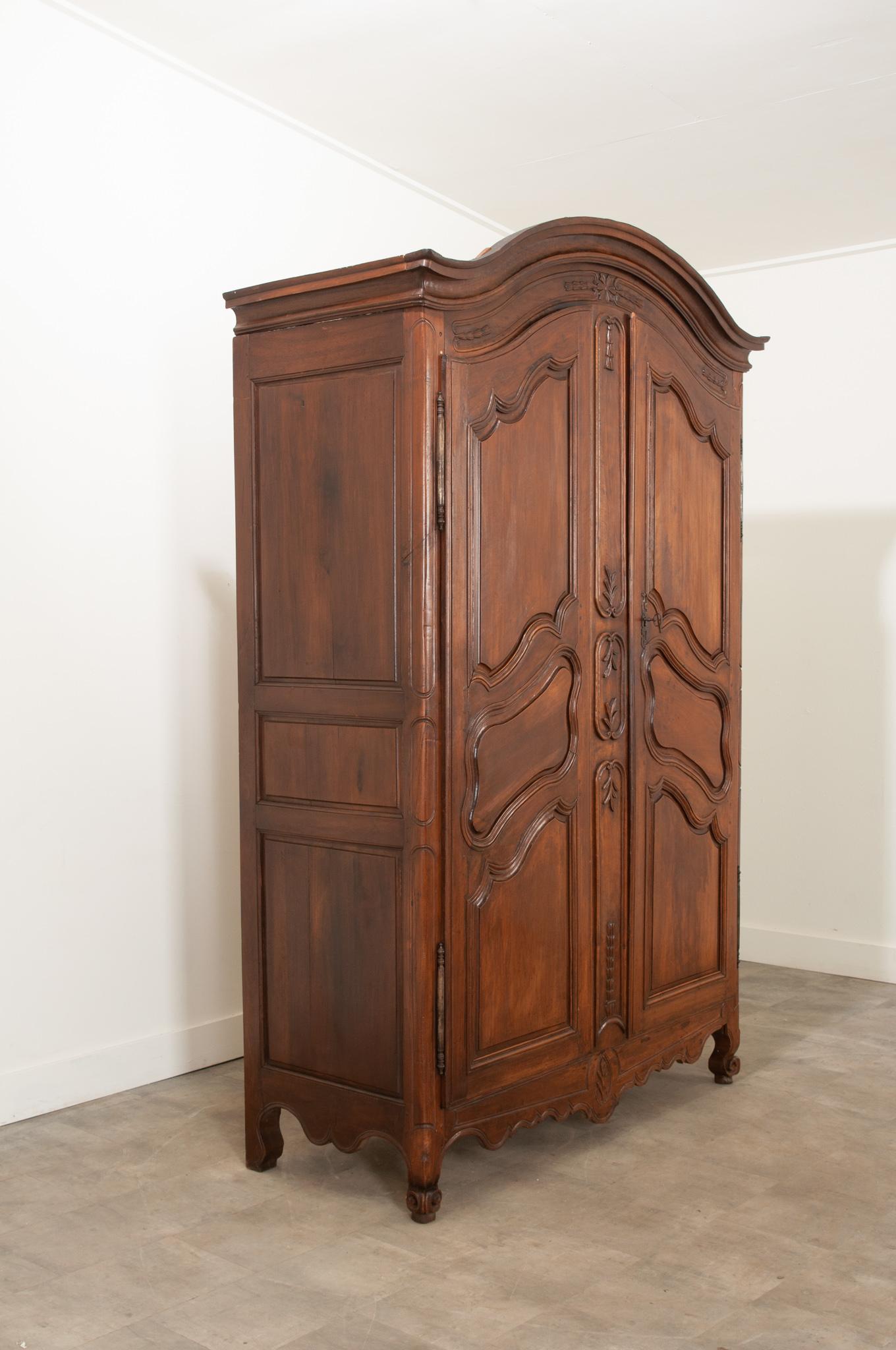 Armoire francese del XIX secolo in noce in stile Luigi XV In condizioni buone in vendita a Baton Rouge, LA