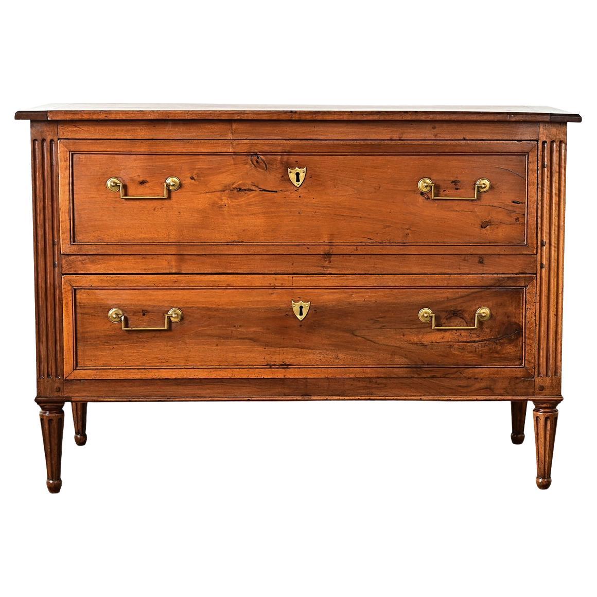 Cómoda francesa de nogal estilo Luis XVI del siglo XIX en venta