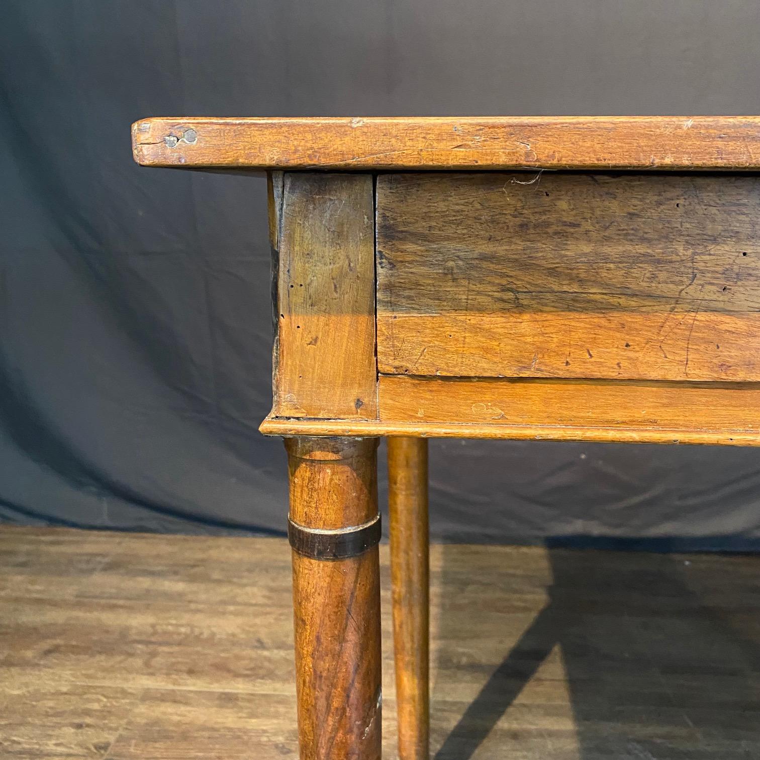 French 19th Century Walnut Neoclassical Writing Desk or Side Table In Good Condition For Sale In Hopewell, NJ