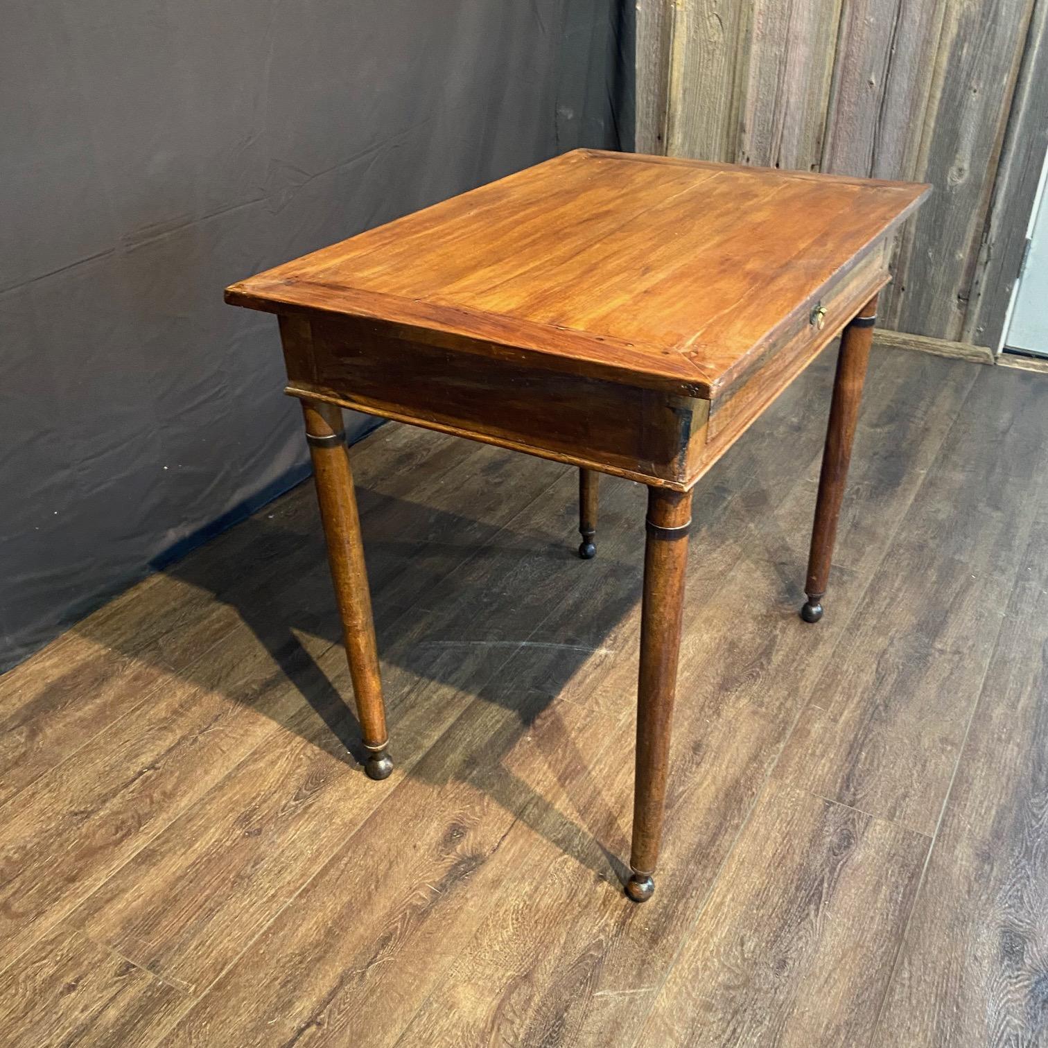 French 19th Century Walnut Neoclassical Writing Desk or Side Table For Sale 3