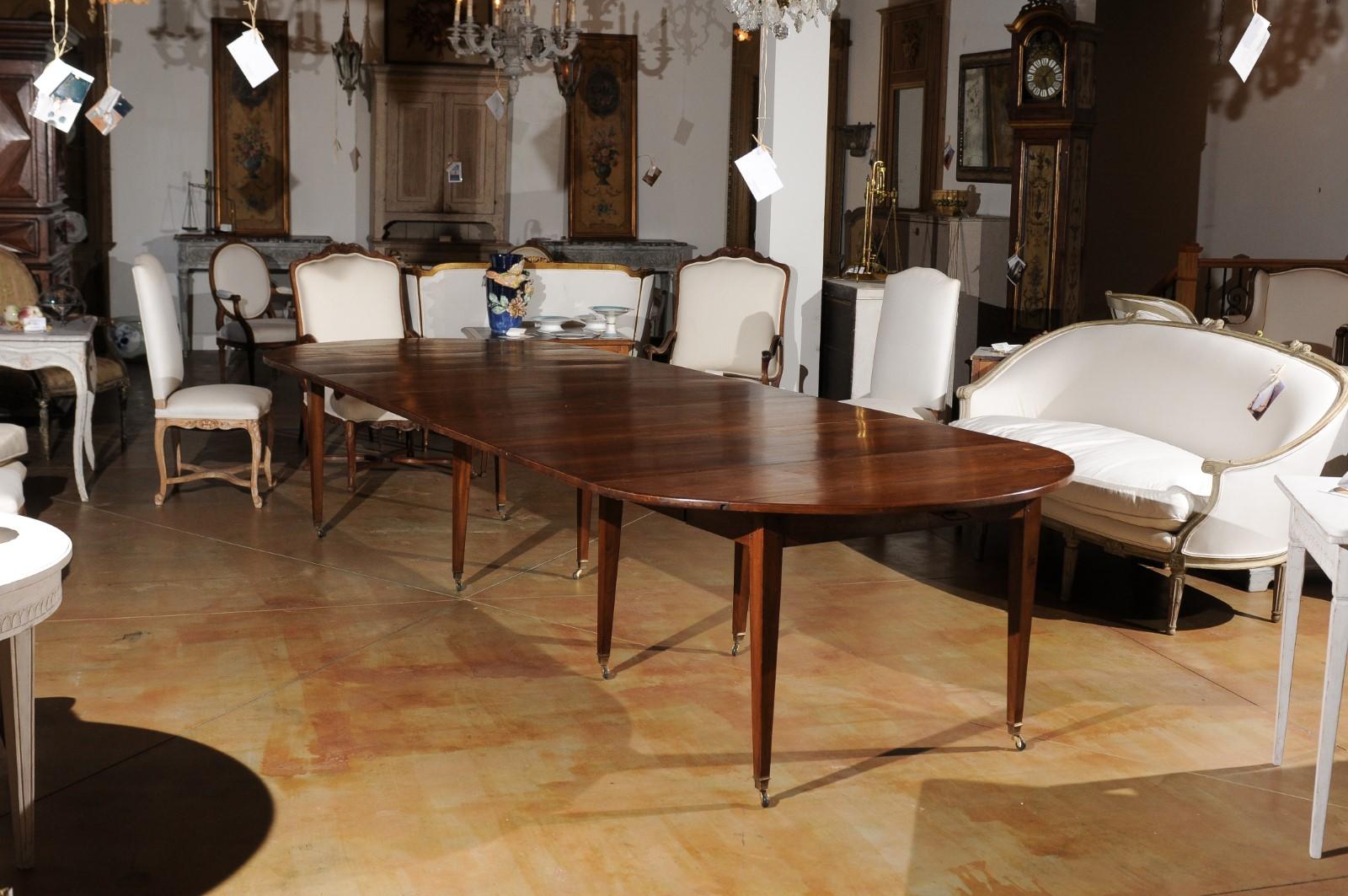 French 19th Century Walnut Oval Extension Dining Room Table with Leaves In Good Condition In Atlanta, GA