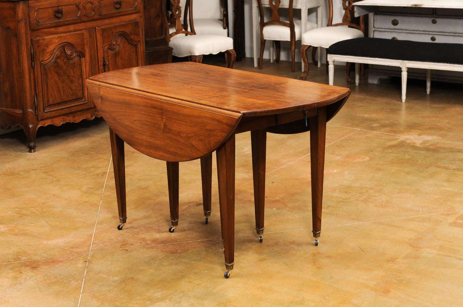 French 19th Century Walnut Oval Extension Dining Table with Five Leaves In Good Condition In Atlanta, GA