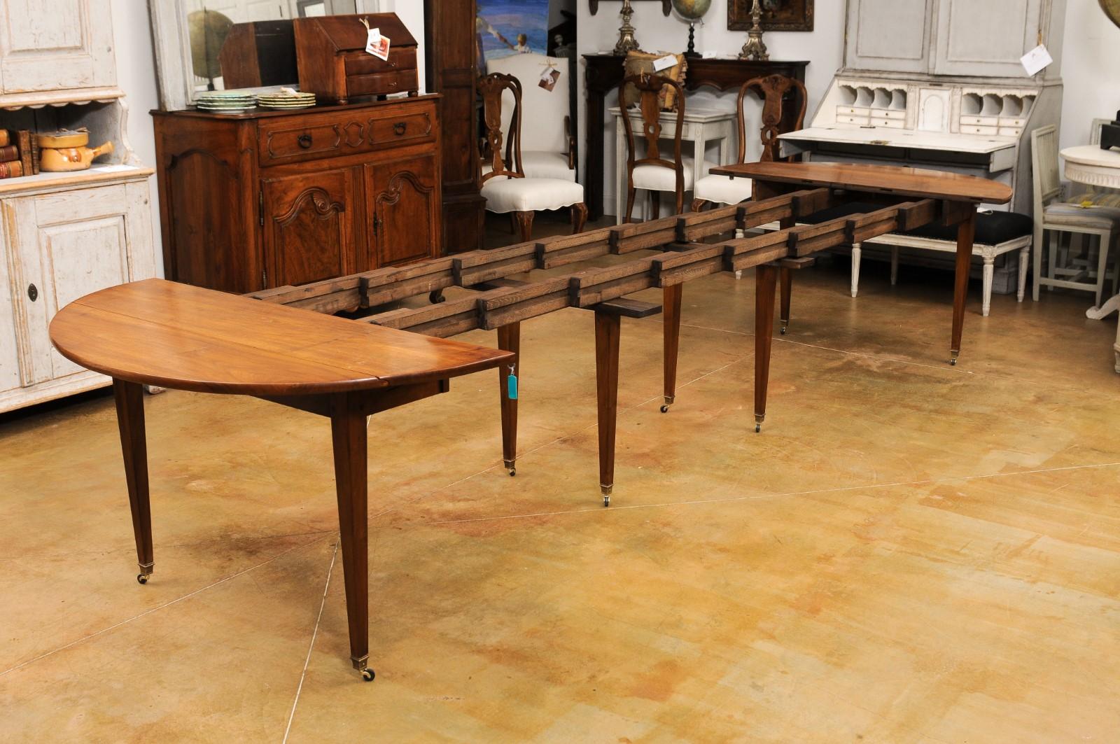French 19th Century Walnut Oval Extension Dining Table with Five Leaves 2