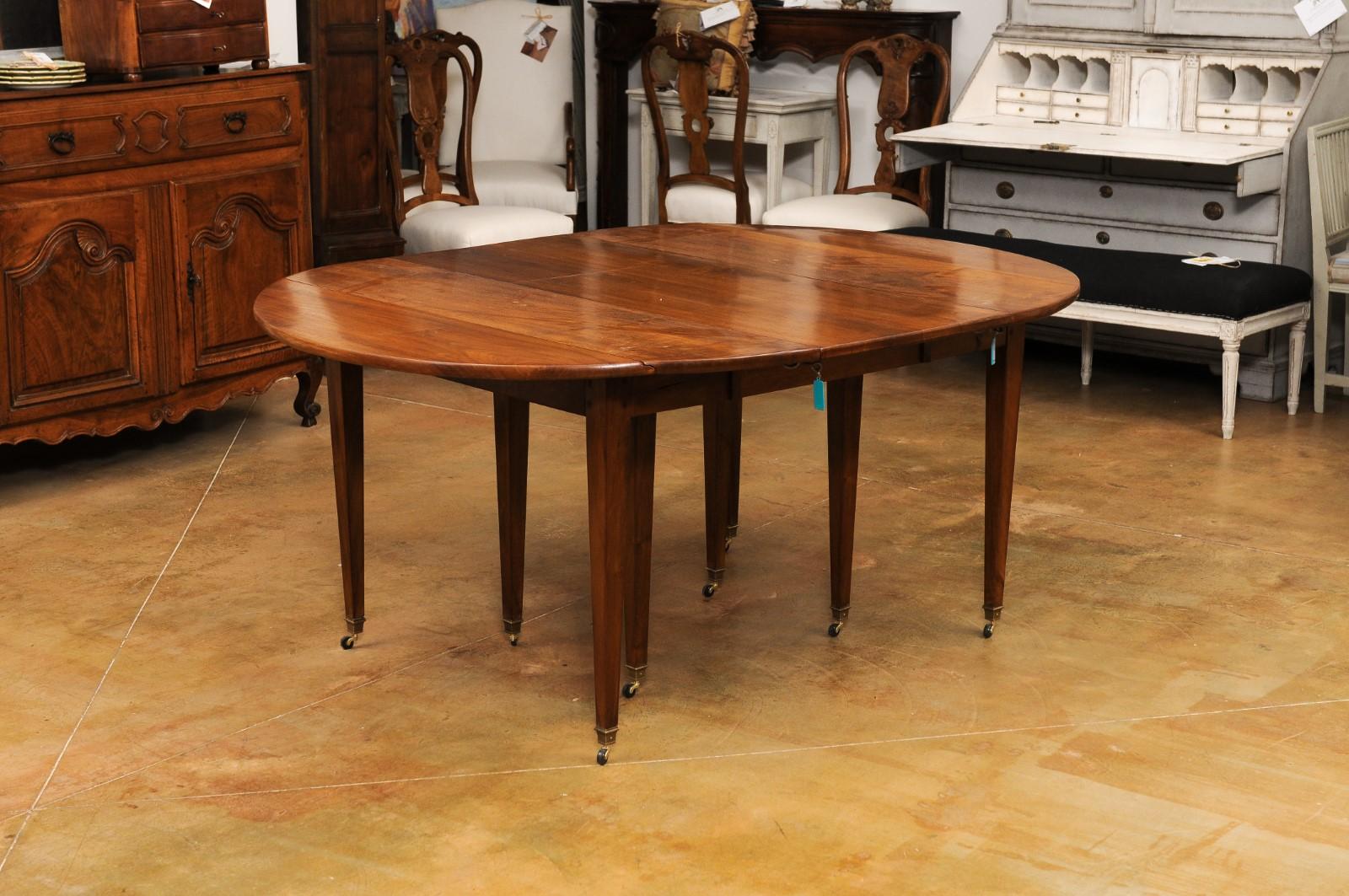 French 19th Century Walnut Oval Extension Dining Table with Five Leaves 3