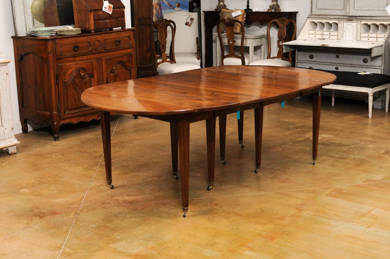 French 19th Century Walnut Oval Extension Dining Table with Five Leaves 4