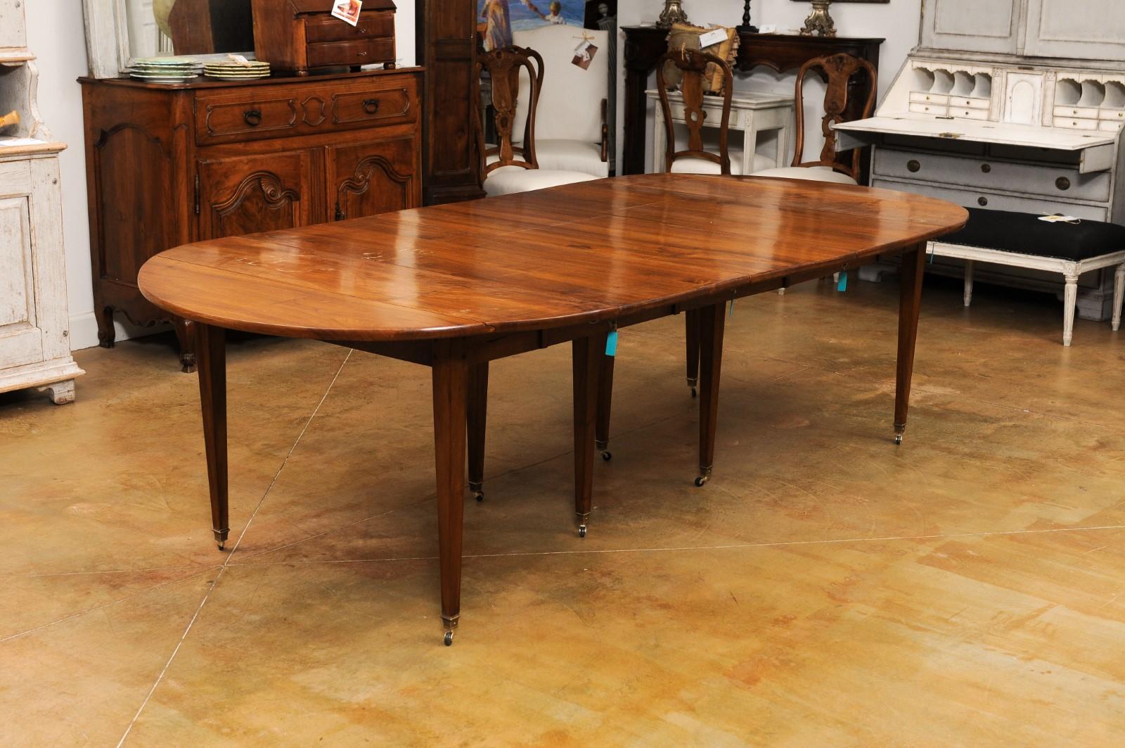 French 19th Century Walnut Oval Extension Dining Table with Five Leaves 5