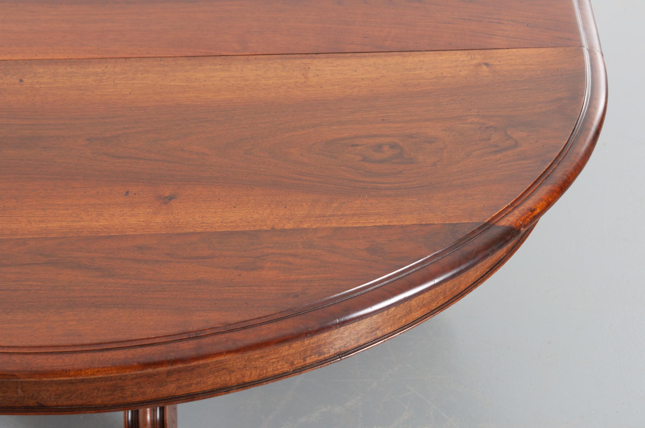 French 19th Century Walnut Oval Extension Table In Good Condition In Baton Rouge, LA