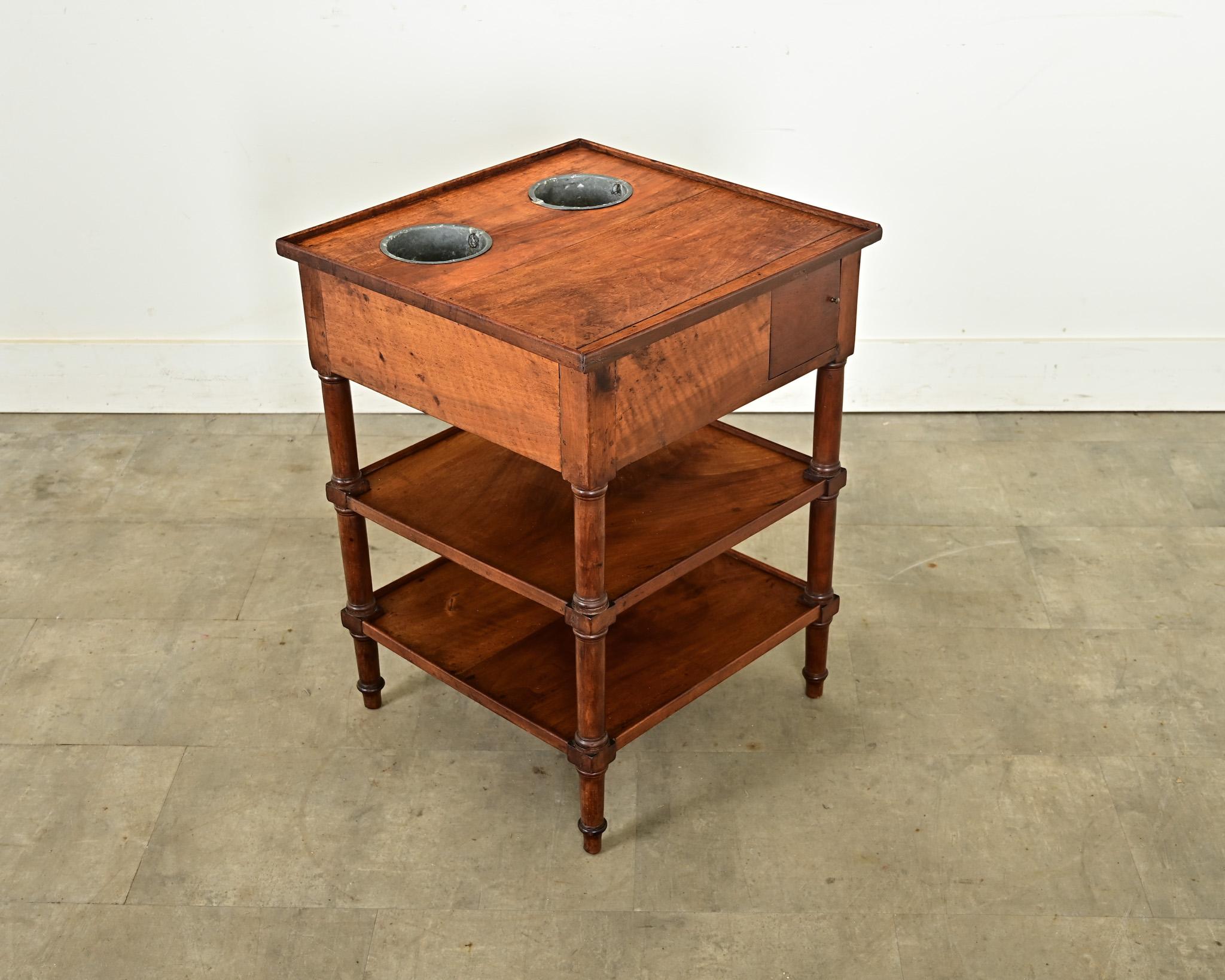 Table rafraîchissoir en noyer de style Louis Philippe, vers 1820. Fonctionnant comme un bar sec, cette table d'appoint est adaptée pour garder les boissons froides - et vos invités rafraîchis - en plaçant les bouteilles dans des seaux à glace