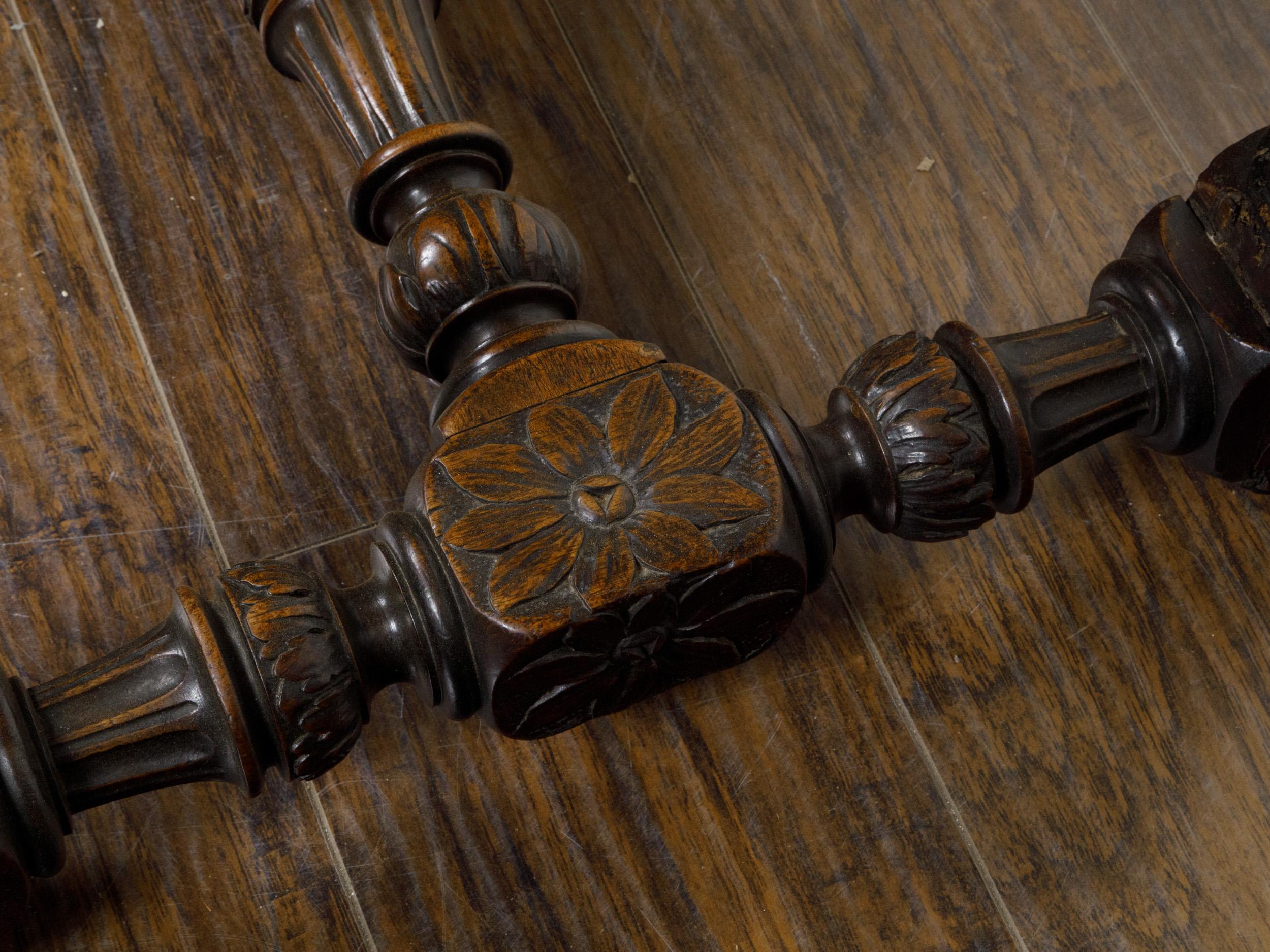 Table d'appoint française du 19ème siècle avec tablier sculpté et support en forme de H en vente 3
