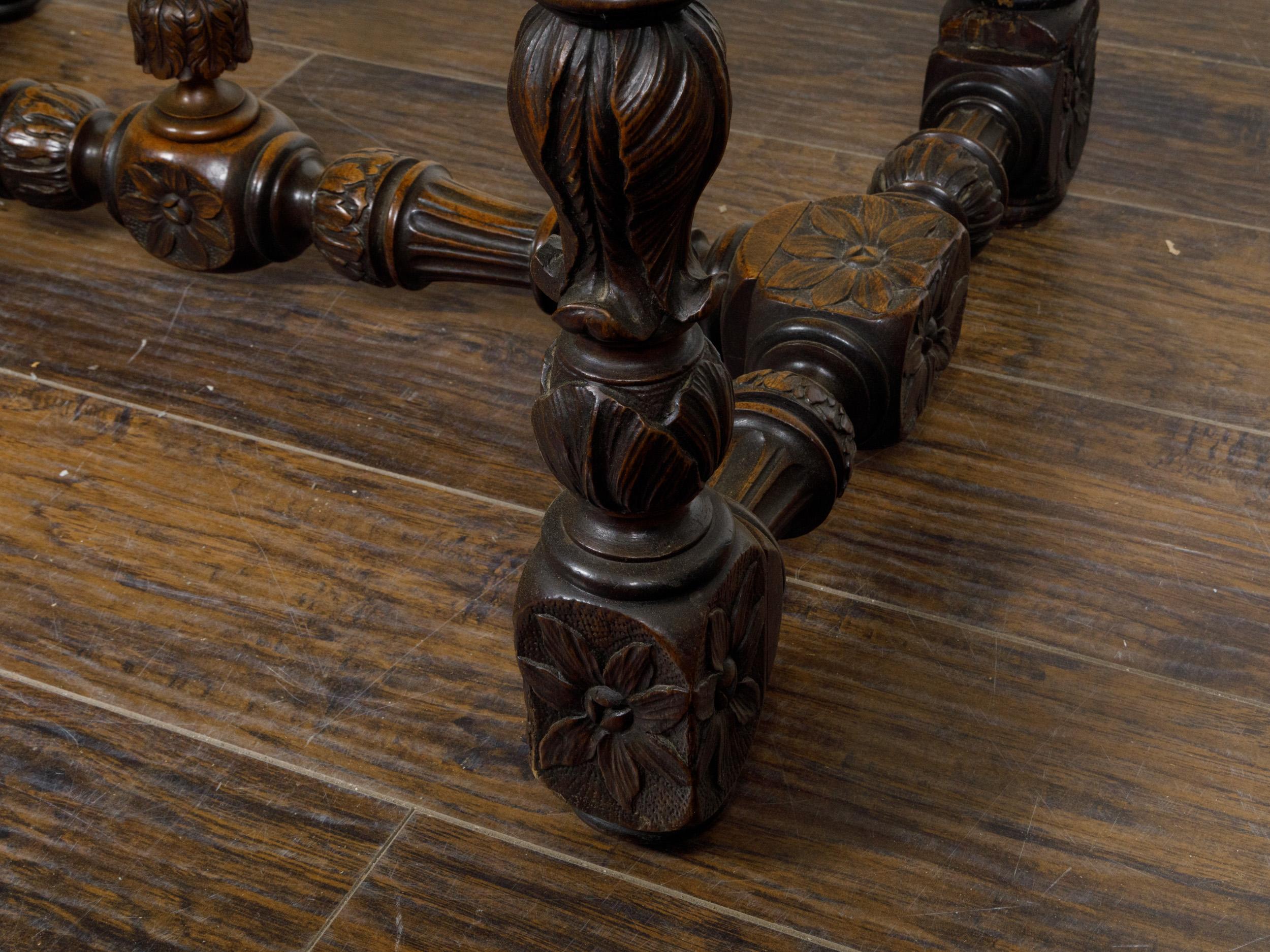 Table d'appoint française du 19ème siècle avec tablier sculpté et support en forme de H en vente 5
