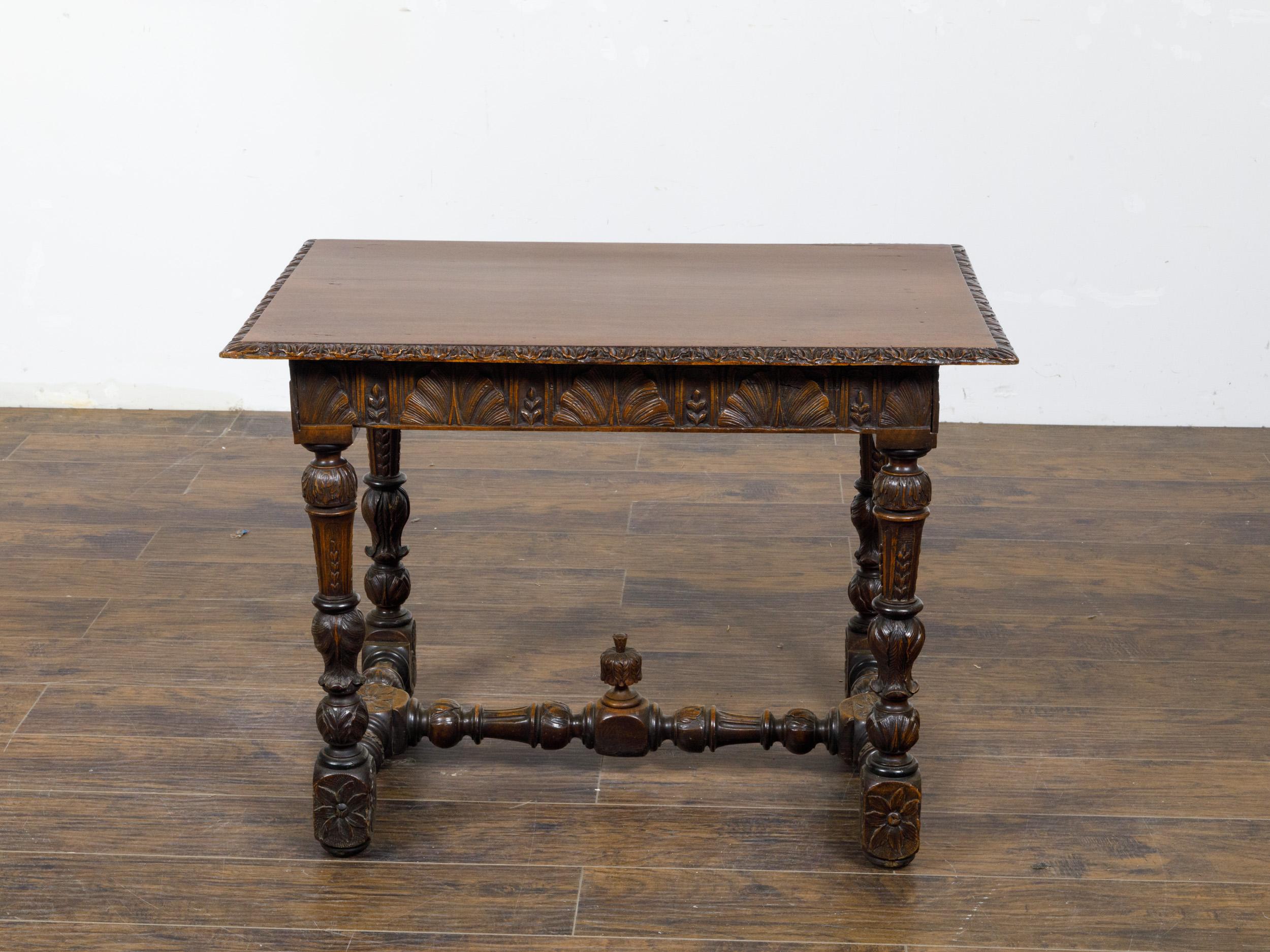 Table d'appoint française du 19ème siècle avec tablier sculpté et support en forme de H Bon état - En vente à Atlanta, GA