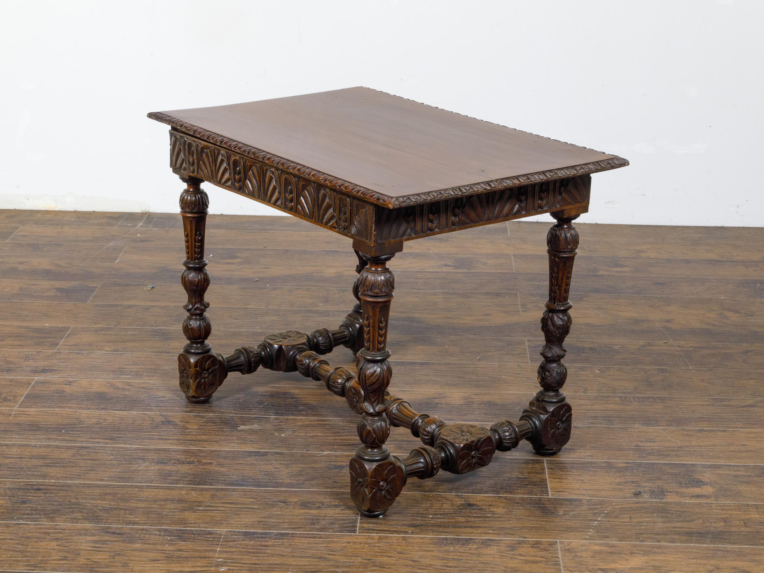 Noyer Table d'appoint française du 19ème siècle avec tablier sculpté et support en forme de H en vente
