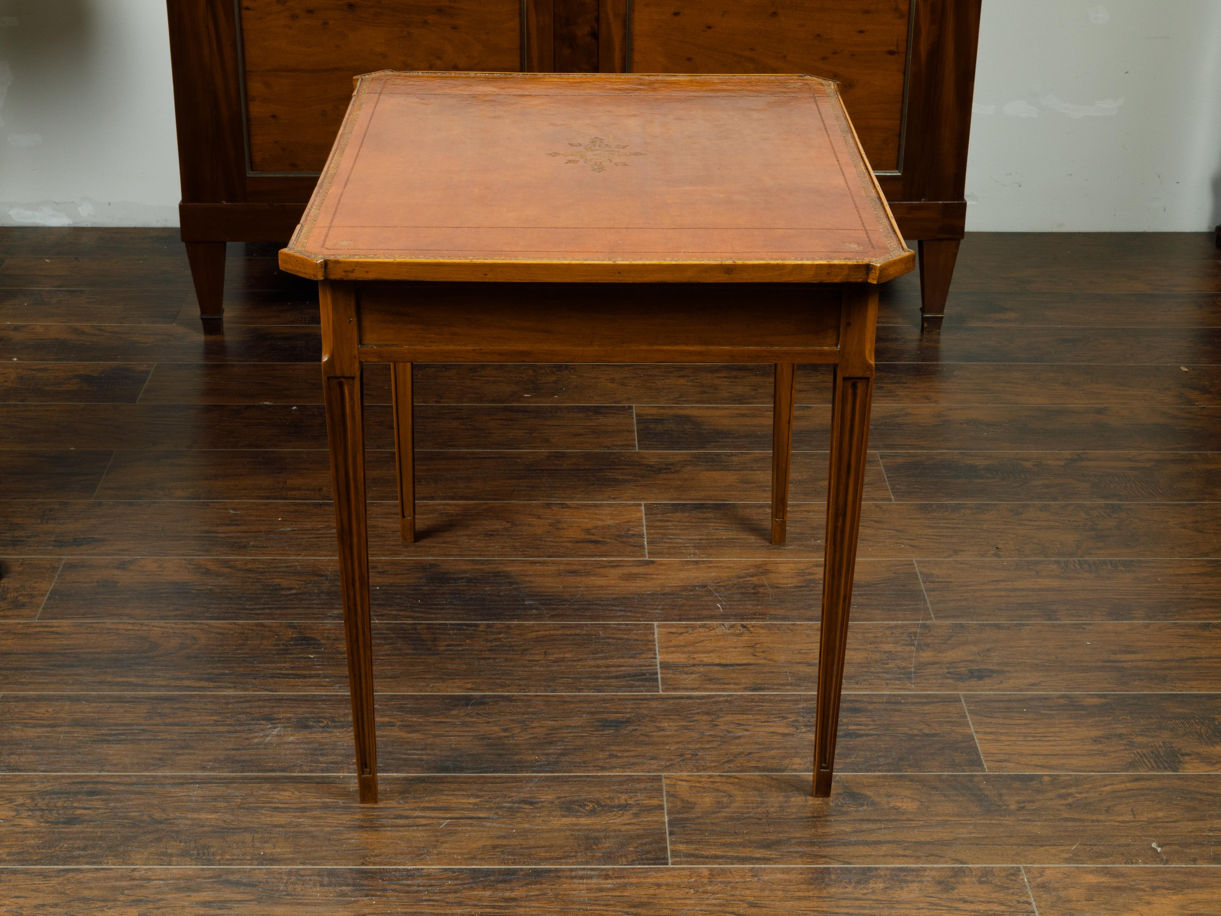Table d'appoint française du 19ème siècle avec plateau en cuir embossé doré et tiroir en vente 5