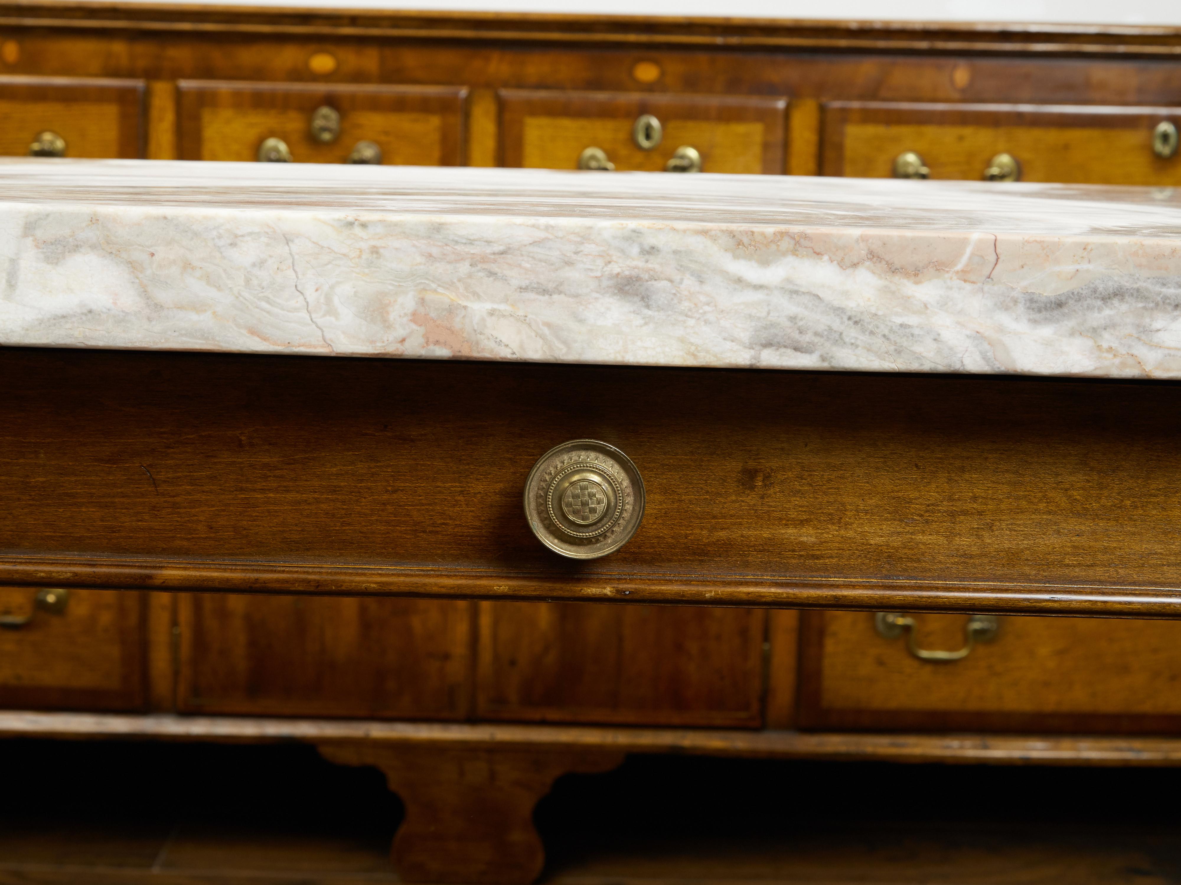 Français Table française du XIXe siècle en noyer avec plateau en marbre, un seul tiroir et des pieds fuselés en vente