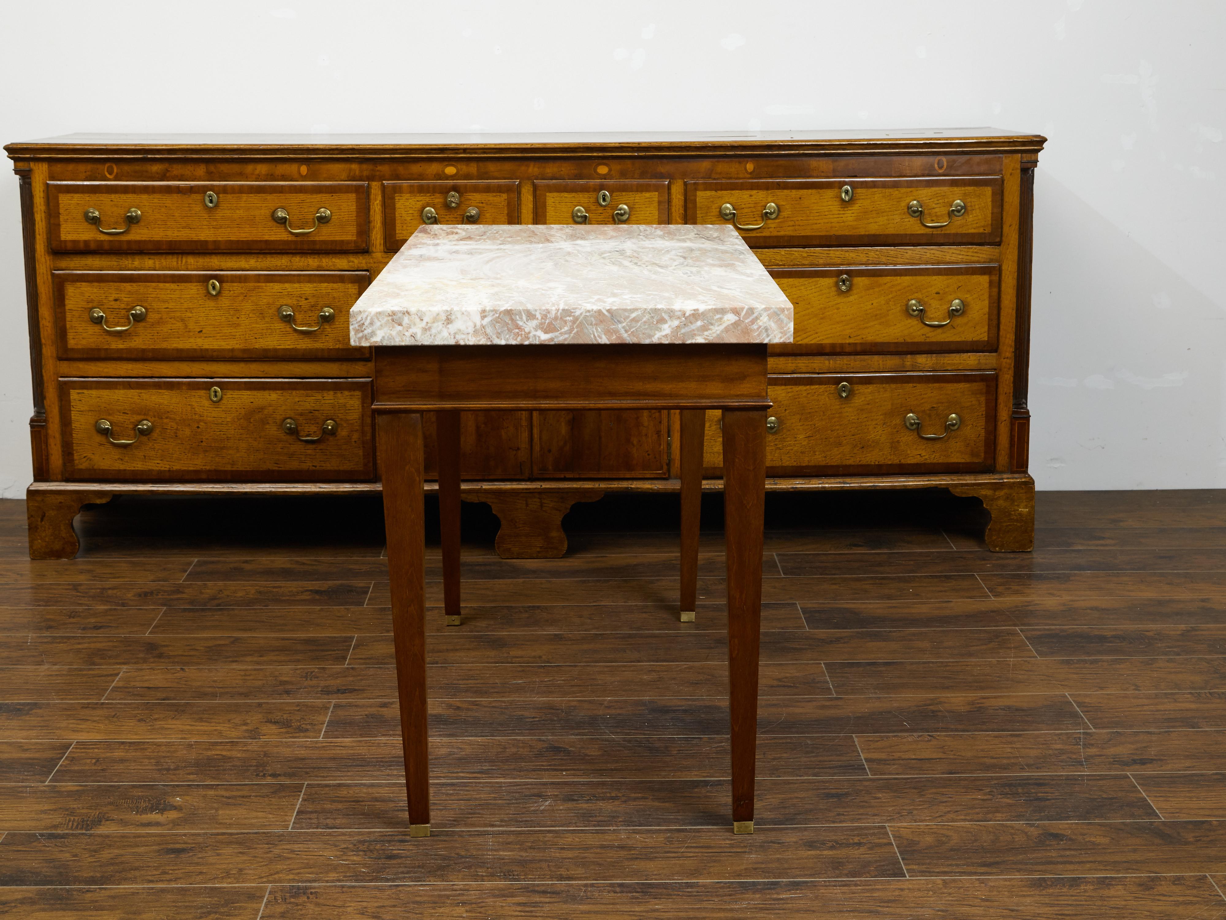Französischer Nussbaumtisch aus dem 19. Jahrhundert mit Marmorplatte, einer Schublade und konisch zulaufenden Beinen im Angebot 4