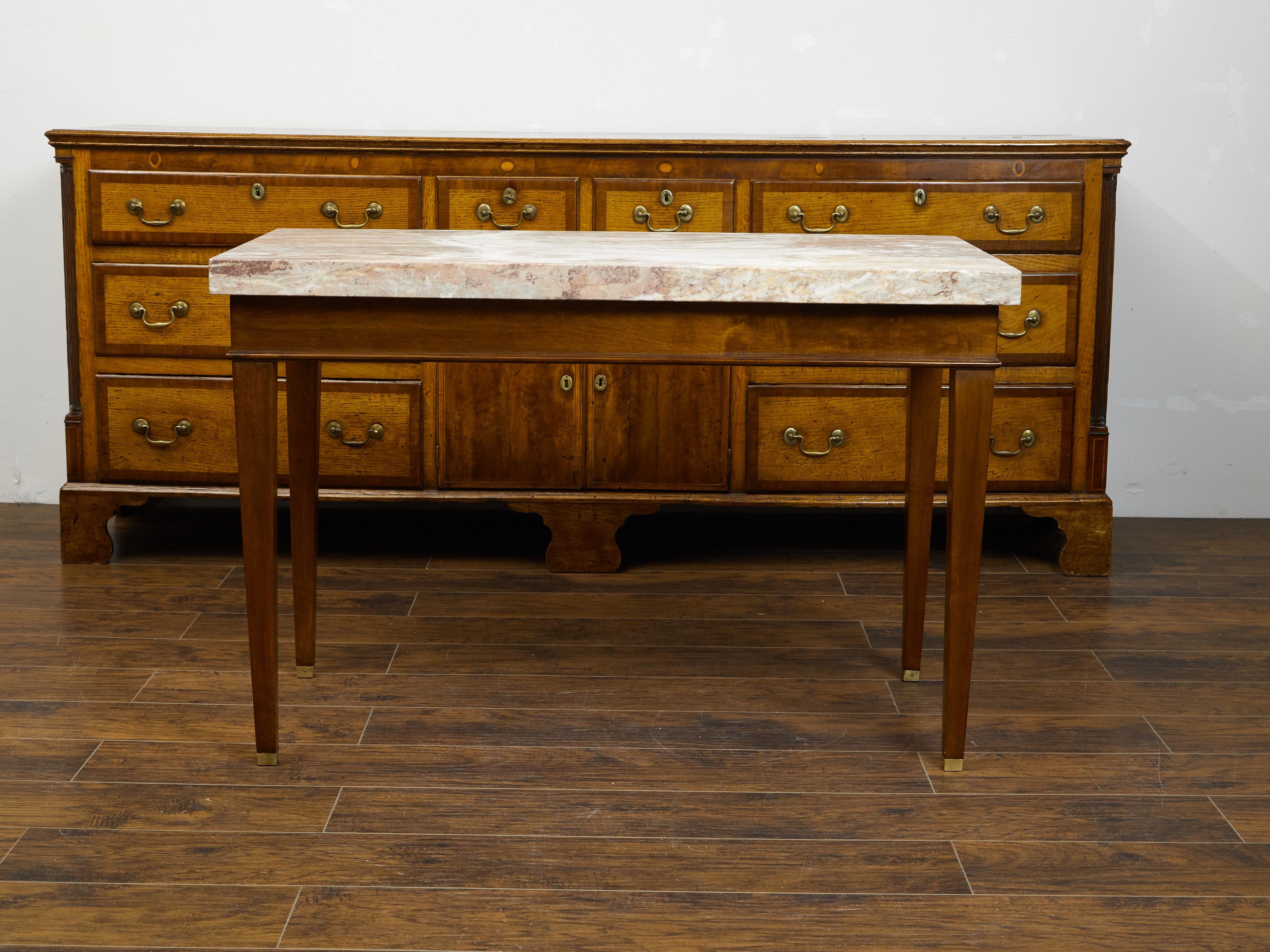 Französischer Nussbaumtisch aus dem 19. Jahrhundert mit Marmorplatte, einer Schublade und konisch zulaufenden Beinen im Angebot 5